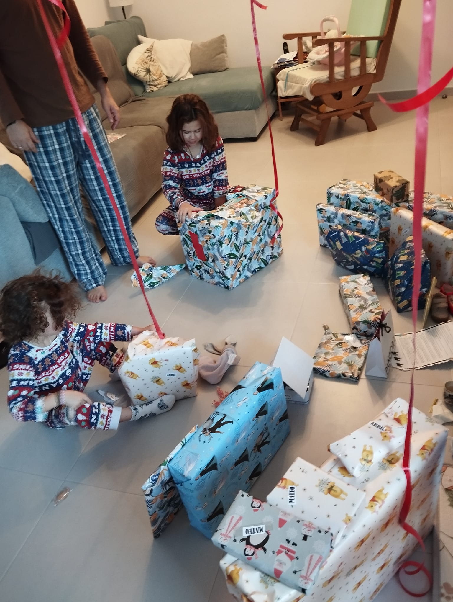 Mateo, Abril y Paula abren sus regalos de Reyes Magos