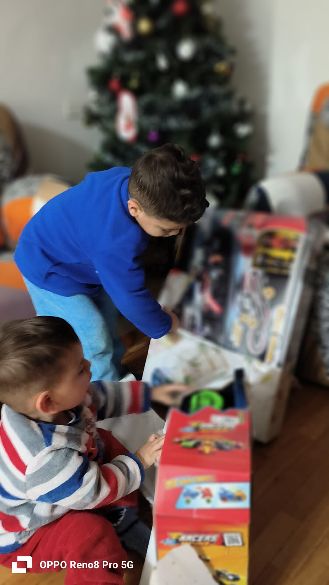 Jonathan y Thiago abriendo sus regalos