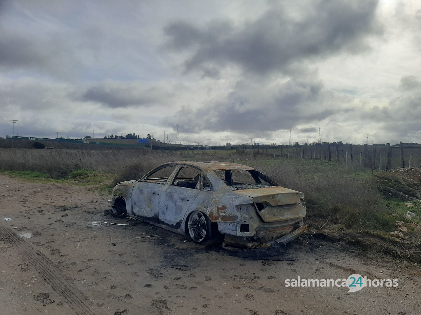 Aparece un coche robado, totalmente calcinado, en Villares de la Reina