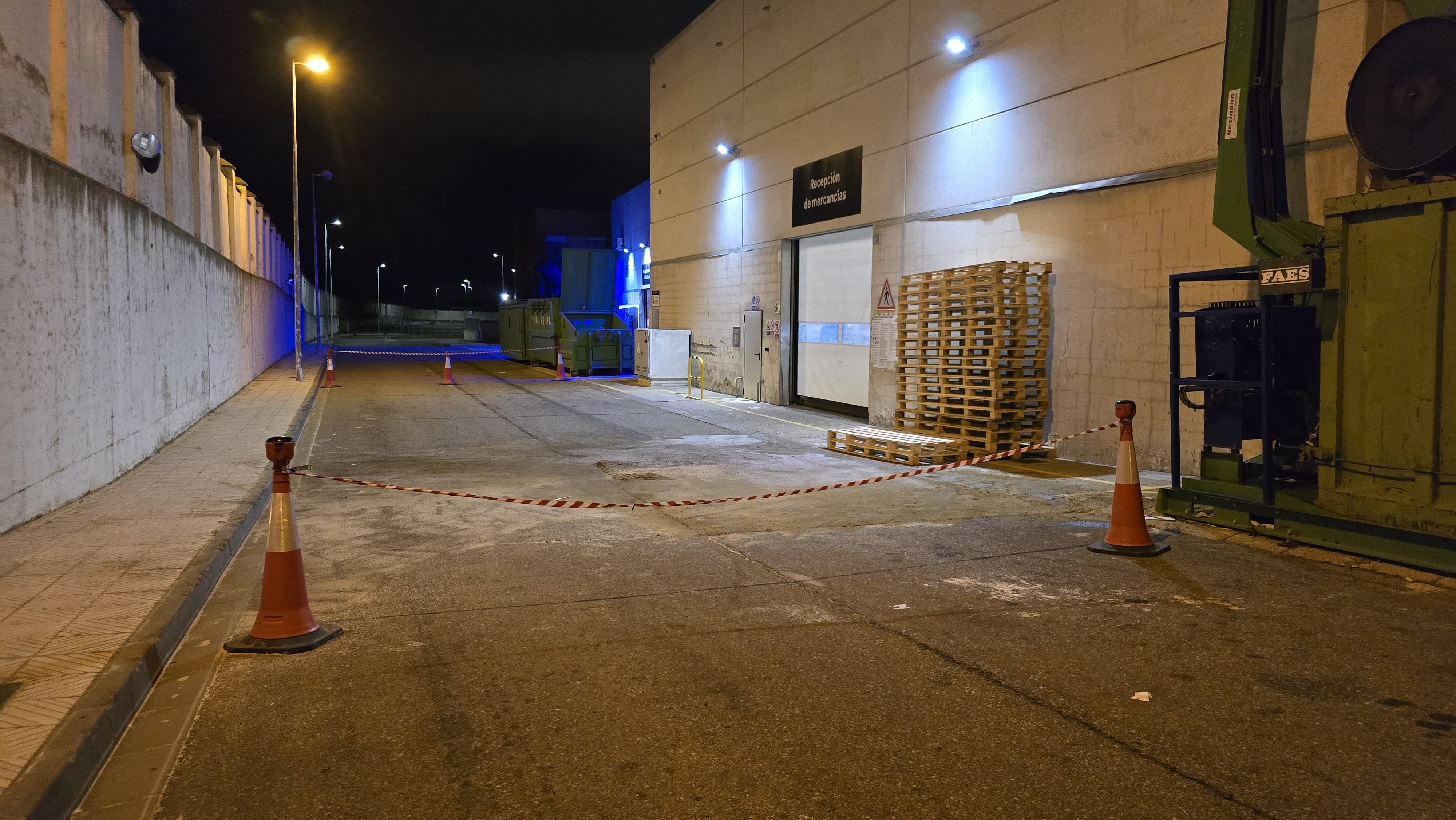 Cortada al tráfico la trasera del Leroy Merlín, calle Virgen de la Macarena, por el derrame de aceite proveniente de una compactadora de madera. Foto Andrea M. 