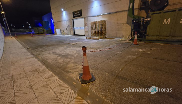 Cortada al tráfico la trasera del Leroy Merlín, calle Virgen de la Macarena, por el derrame de aceite proveniente de una compactadora de madera. Foto Andrea M. 