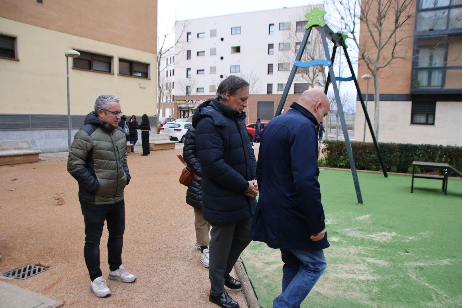 Carlos García Carbayo, visita las últimas plazas de El Zurguén modernizadas