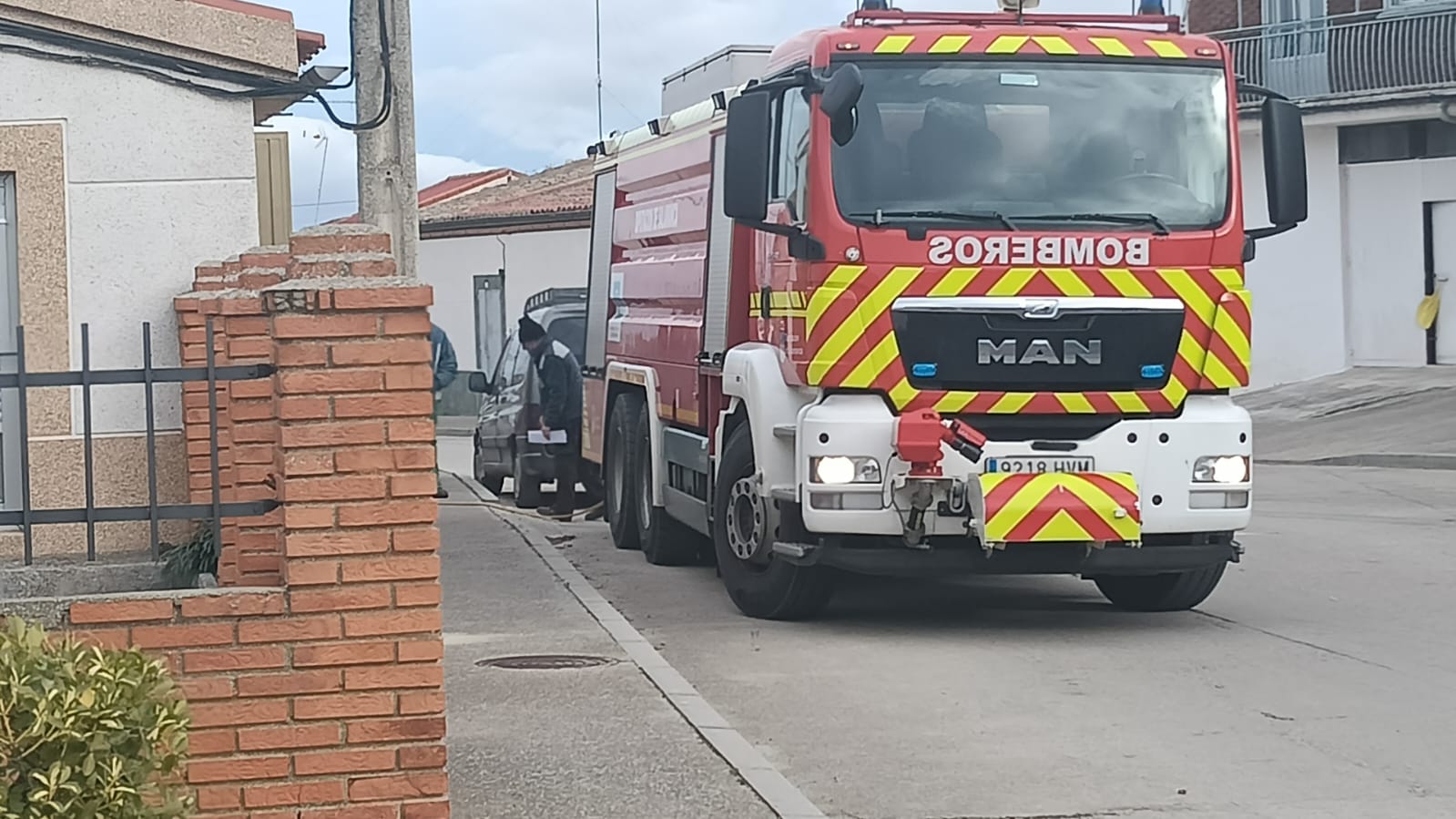 Bomberos abasteciendo agua potable en Cantaracillo