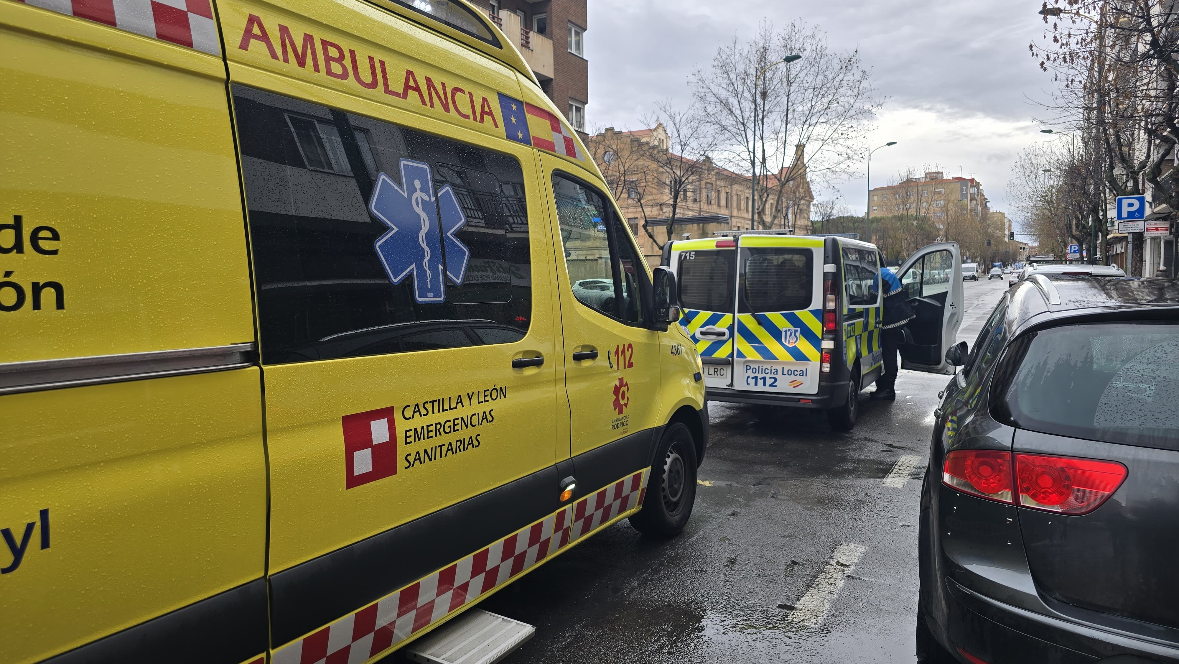 Ambulancia y Policía Local, Atropello en el paseo del Rollo. Fotos Andrea M. 