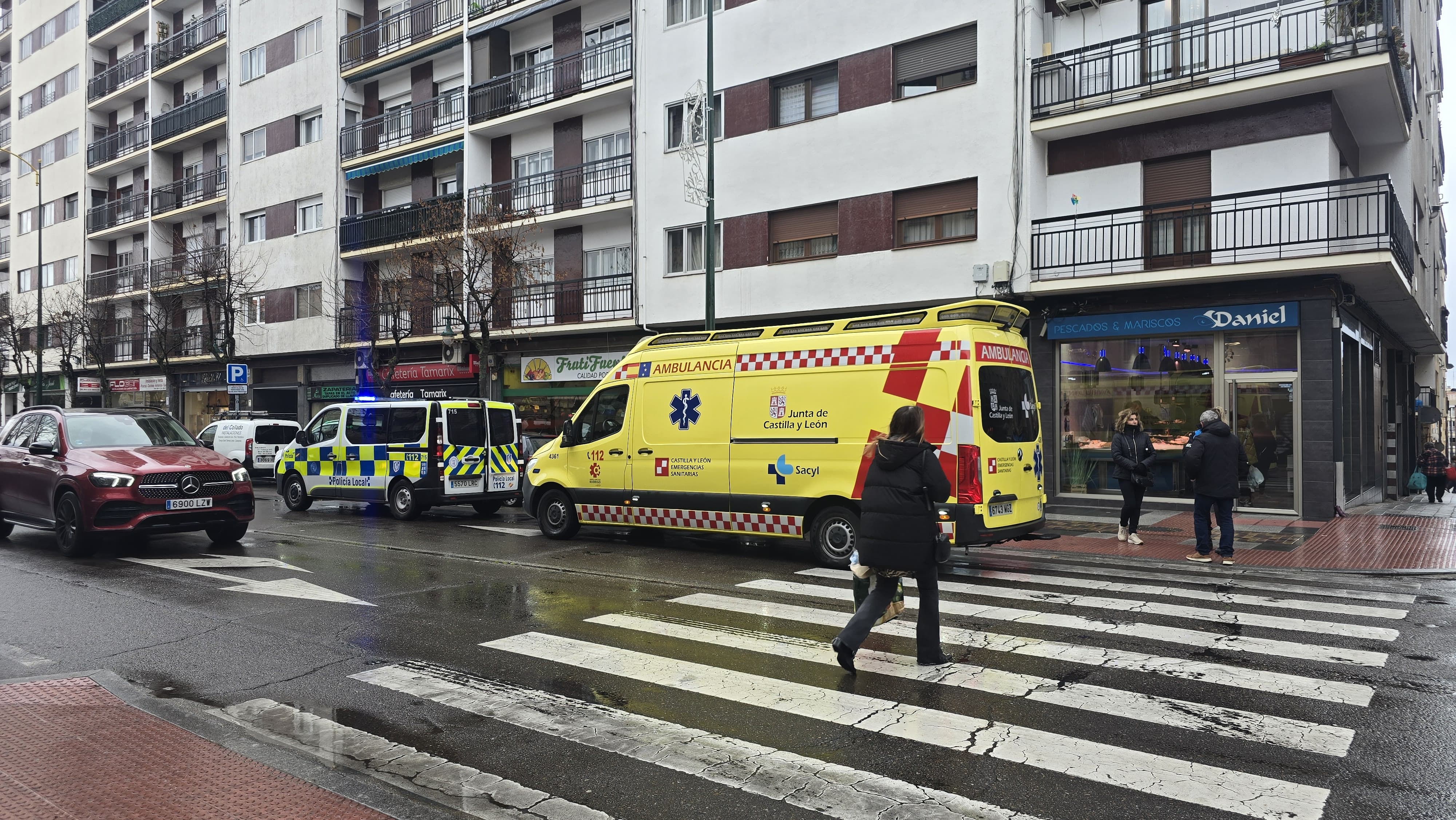 Ambulancia y Policía Local, Atropello en el paseo del Rollo. Fotos Andrea M. 