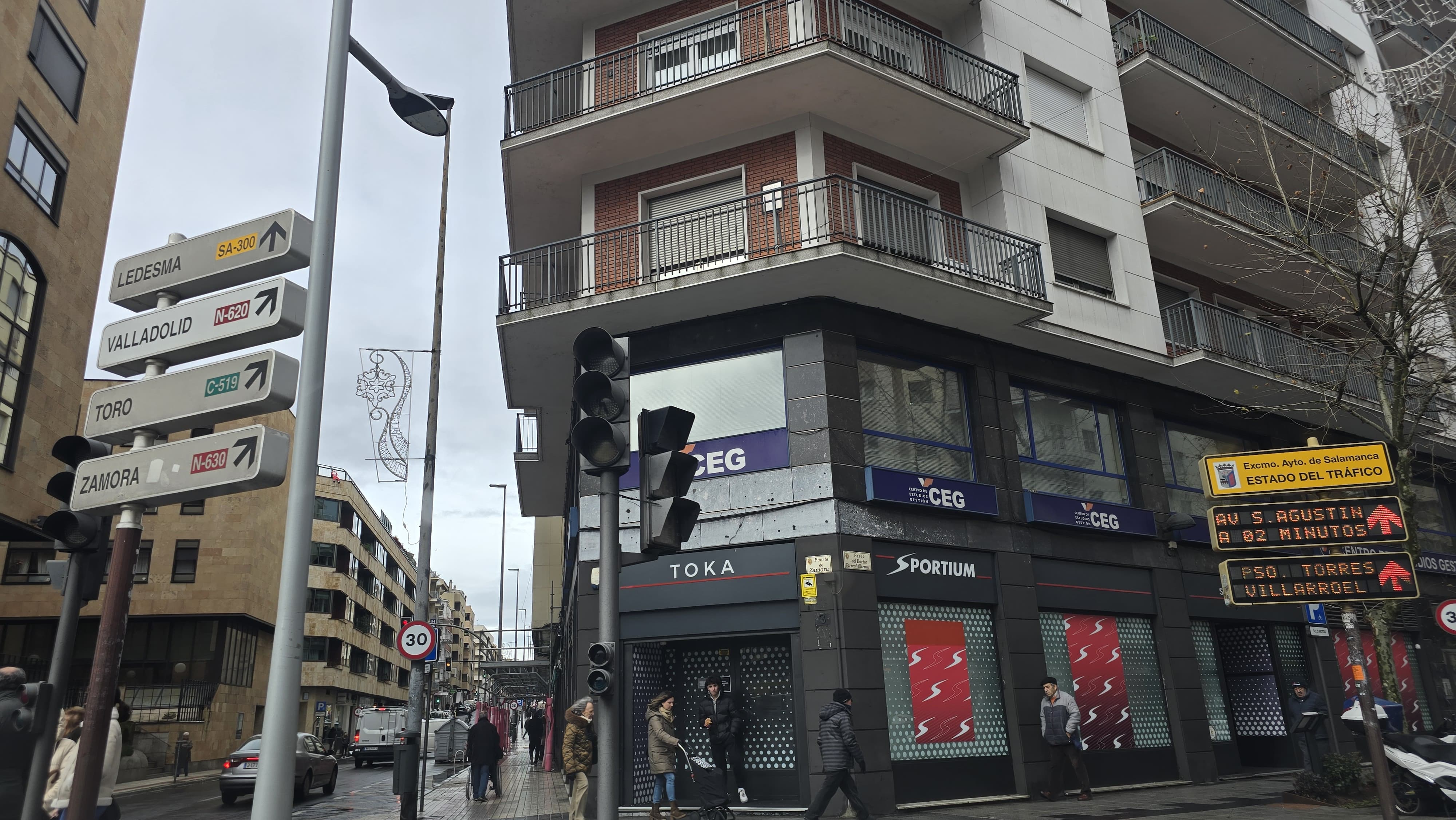 Semáforos sin funcionar en la puerta de Zamora. Foto Andrea M. 