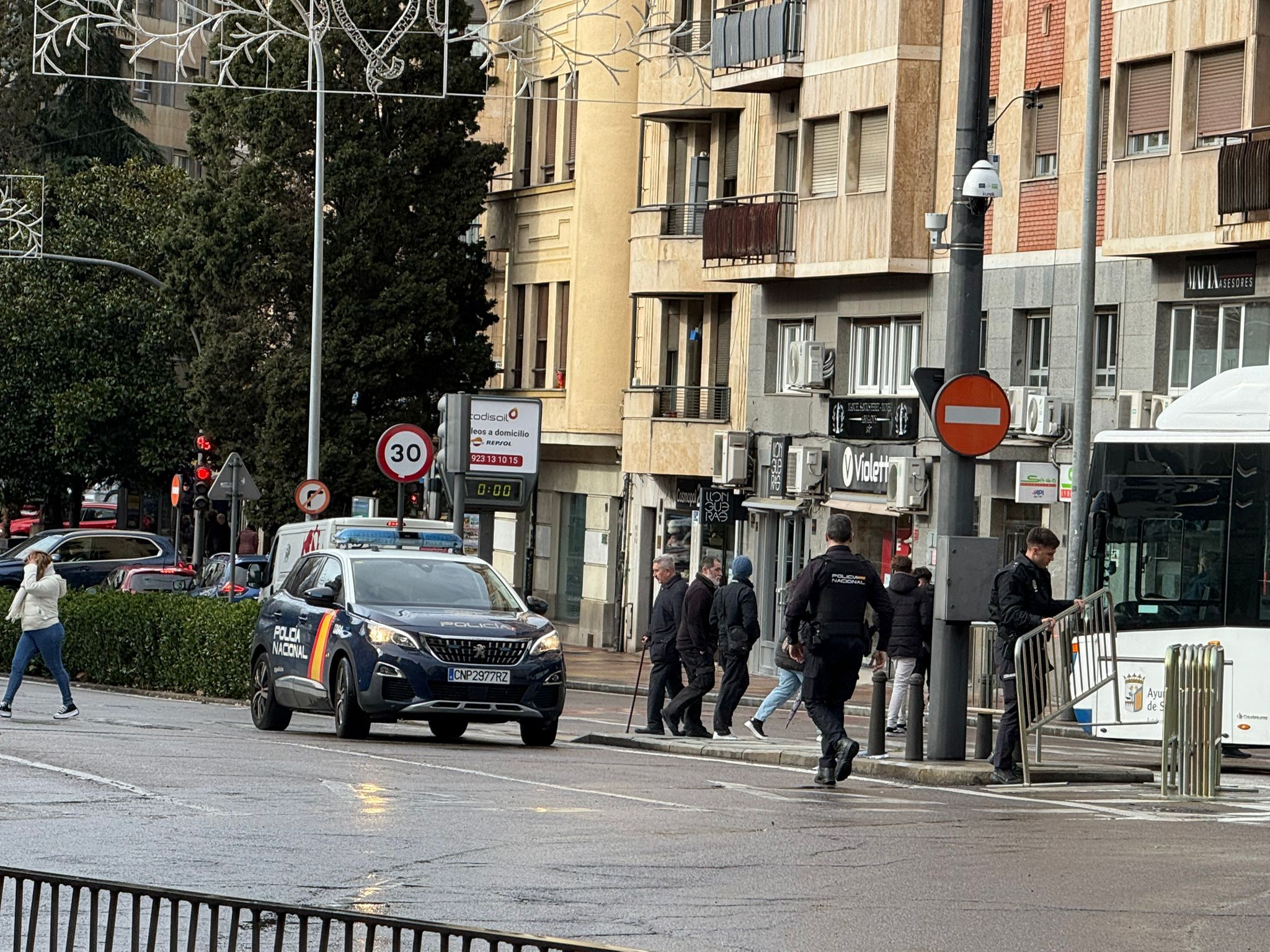 Agentes de la Policía Nacional tienen que recoger las vallas que ha tirado el viento en la puerta de Zamora (1)