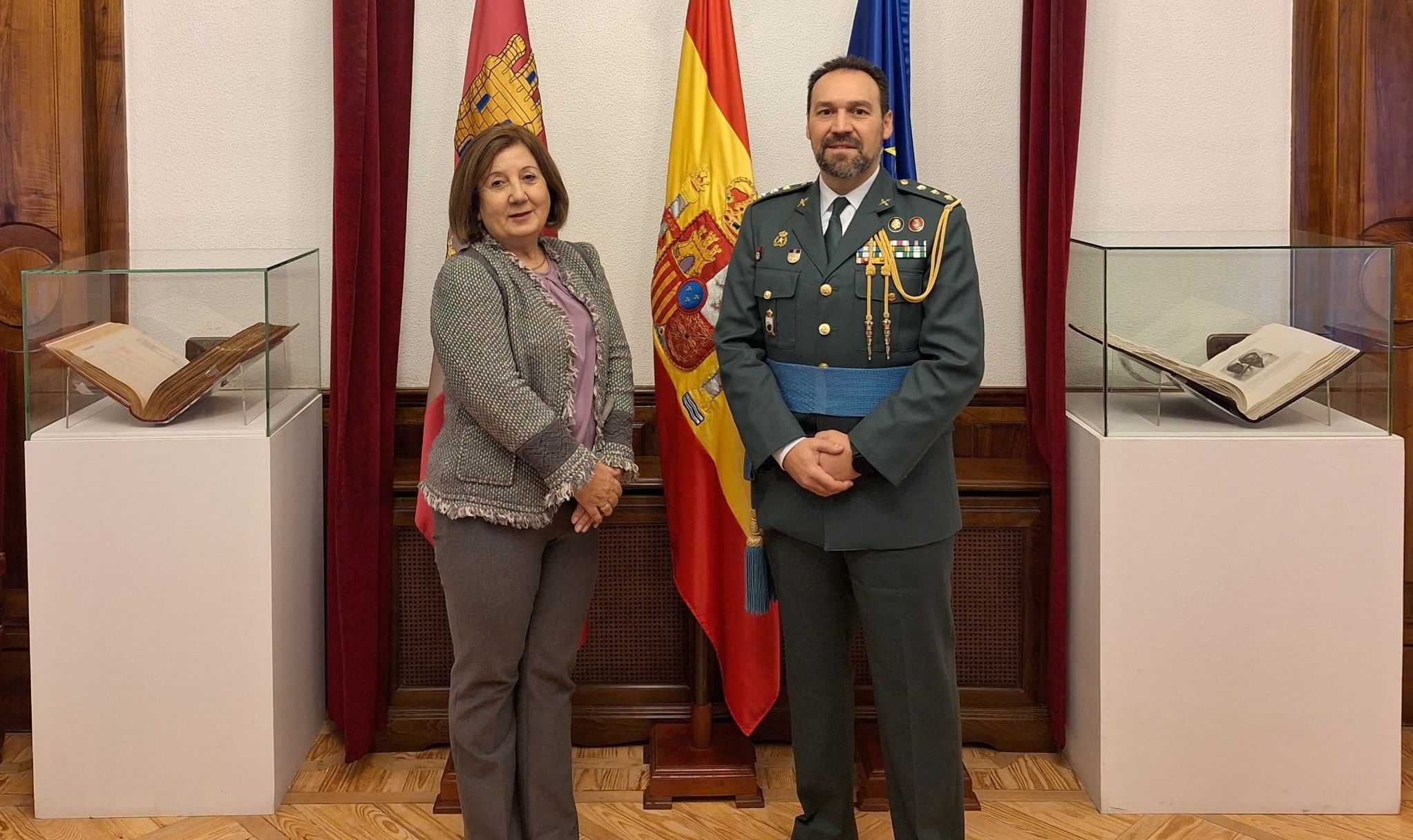 Coronel D. Pedro Merino Castro junto con la subdelegada del Gobierno de Salamanca, Rosa López. Foto Subdelegación de Salamanca