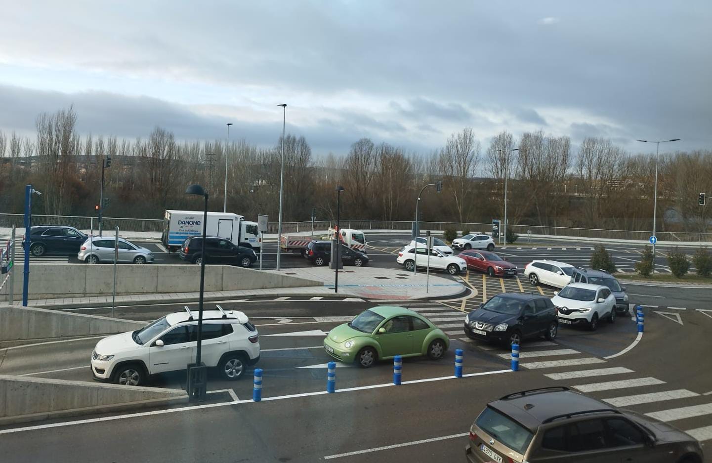 Largas colas por una plaza en el parking del hospital de Salamanca