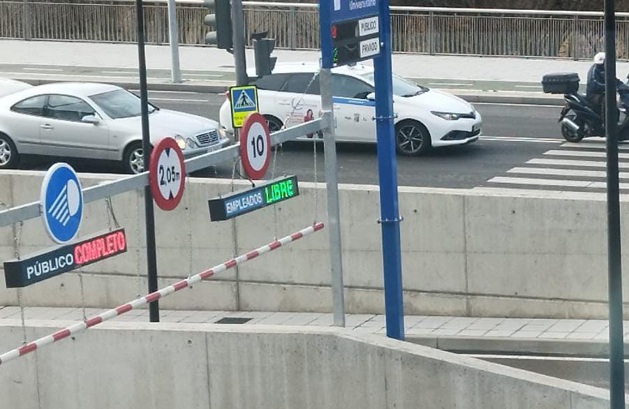 Largas colas por una plaza en el parking del hospital de Salamanca