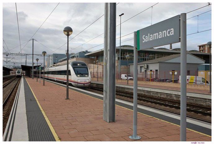 Un alvia en la estación de tren de Salamanca. Foto. RENFE | EP