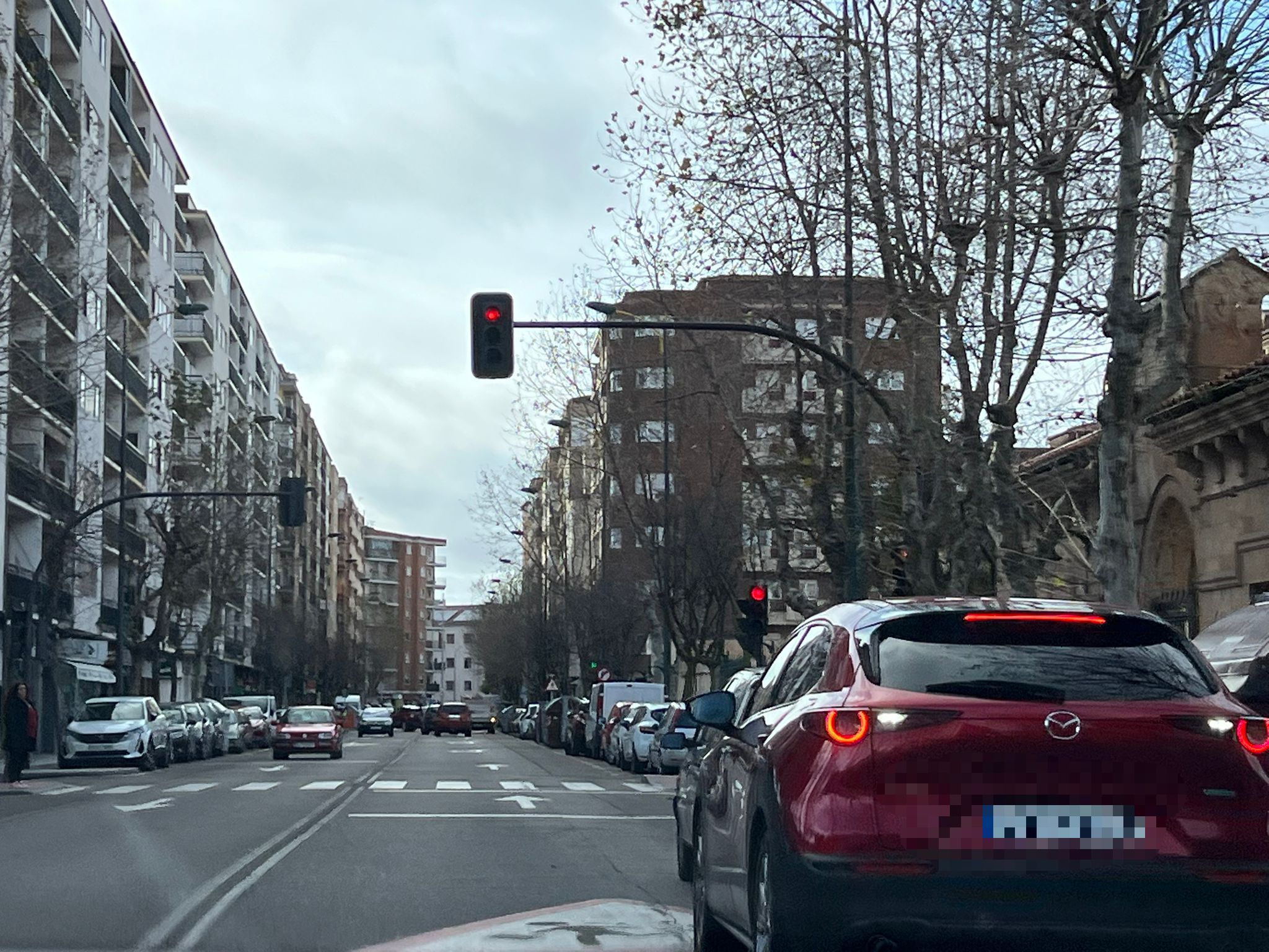 GALERÍA | El descontrol del tráfico en el paseo del Rollo: dobles filas, coches parados en la calzada 