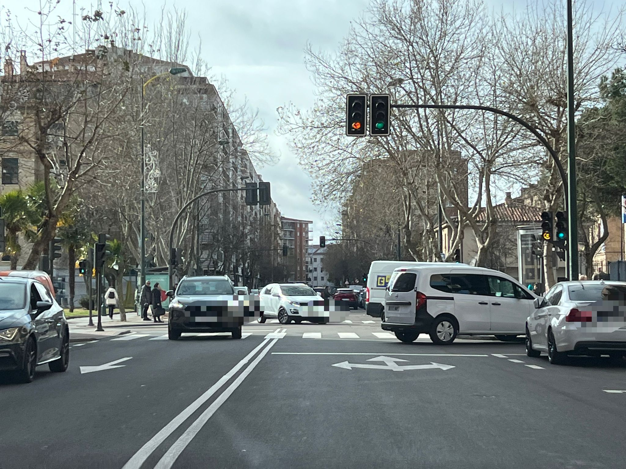 GALERÍA | El descontrol del tráfico en el paseo del Rollo: dobles filas, coches parados en la calzada 