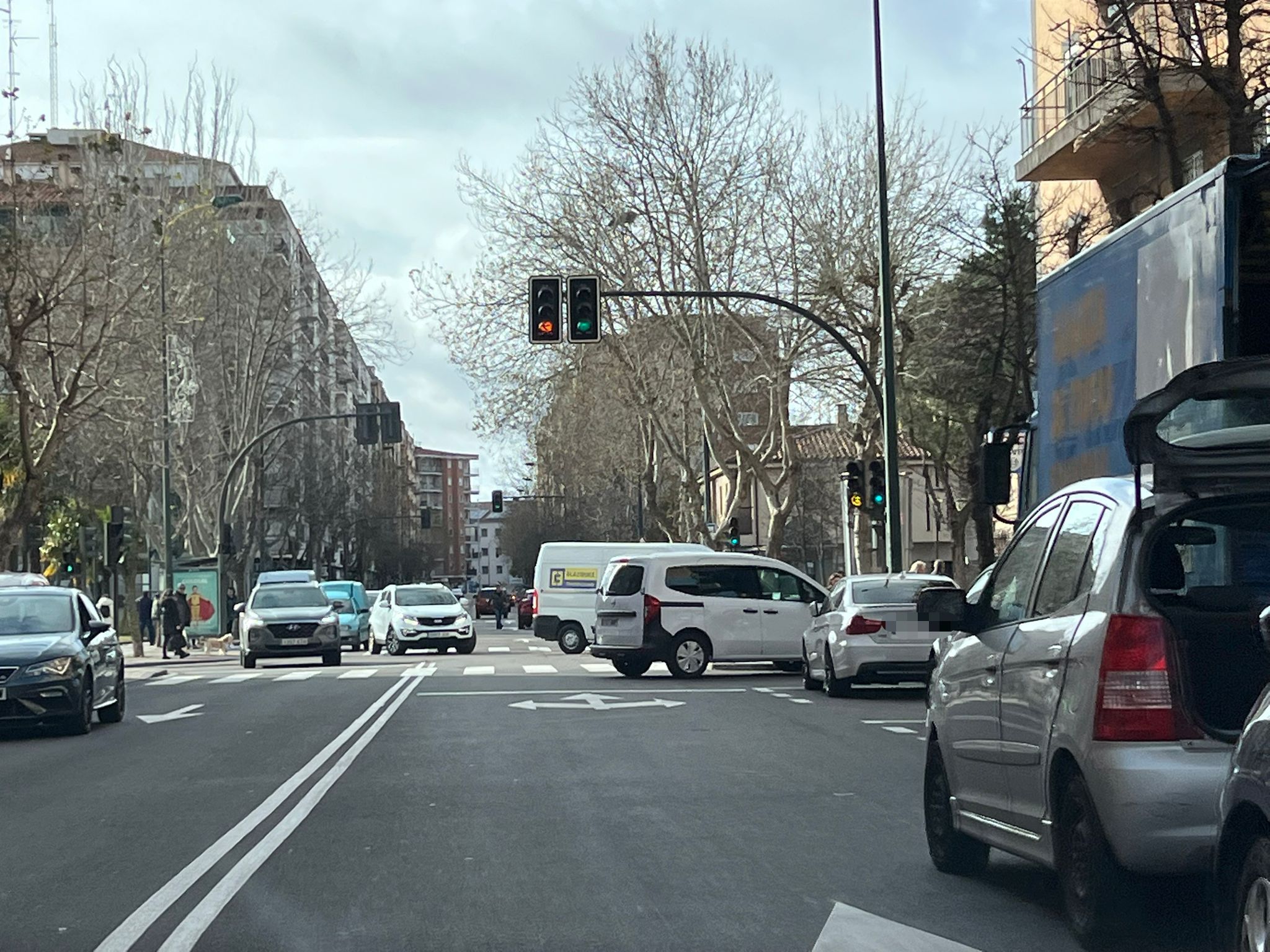 GALERÍA | El descontrol del tráfico en el paseo del Rollo: dobles filas, coches parados en la calzada 