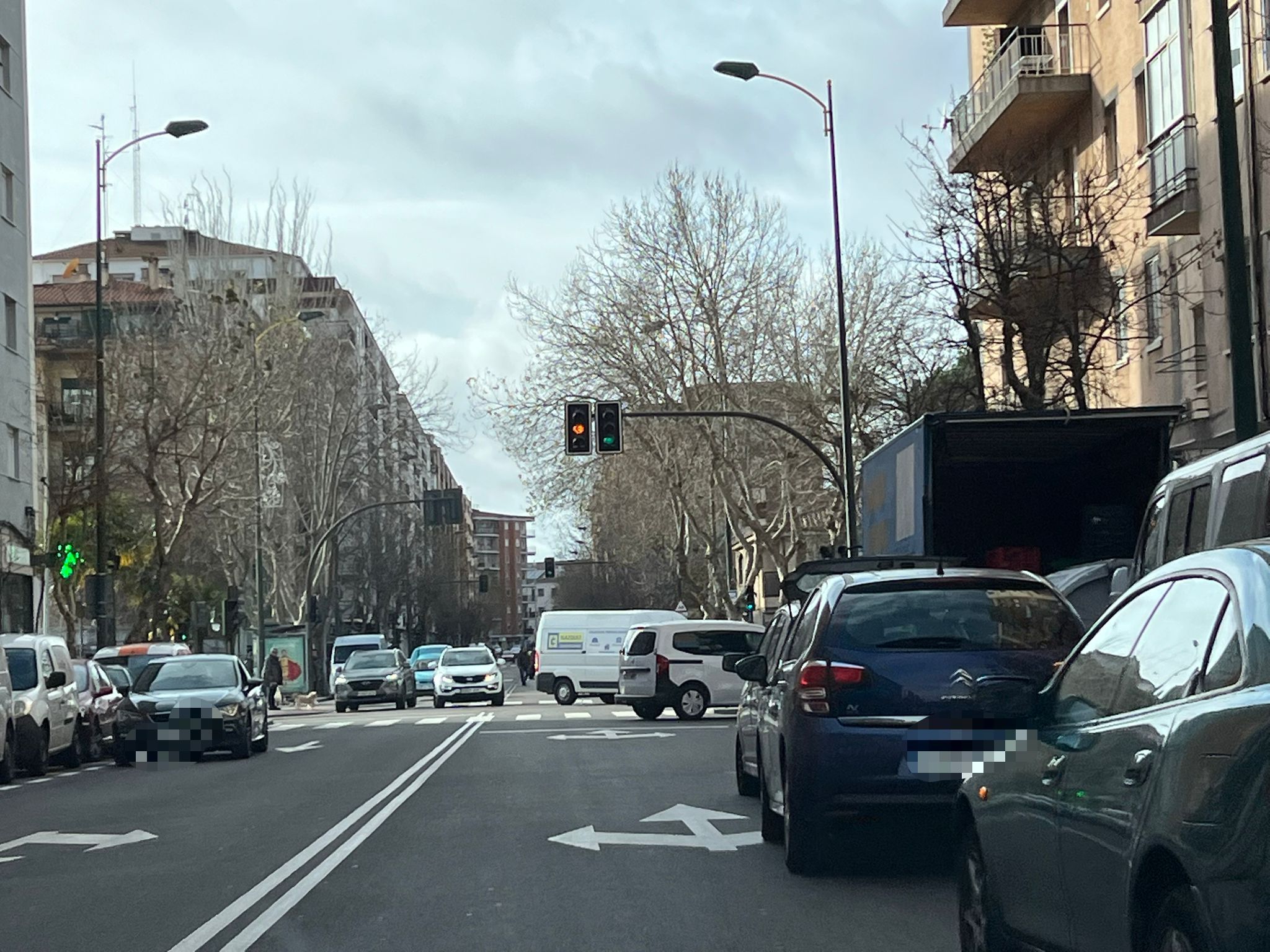 GALERÍA | El descontrol del tráfico en el paseo del Rollo: dobles filas, coches parados en la calzada 