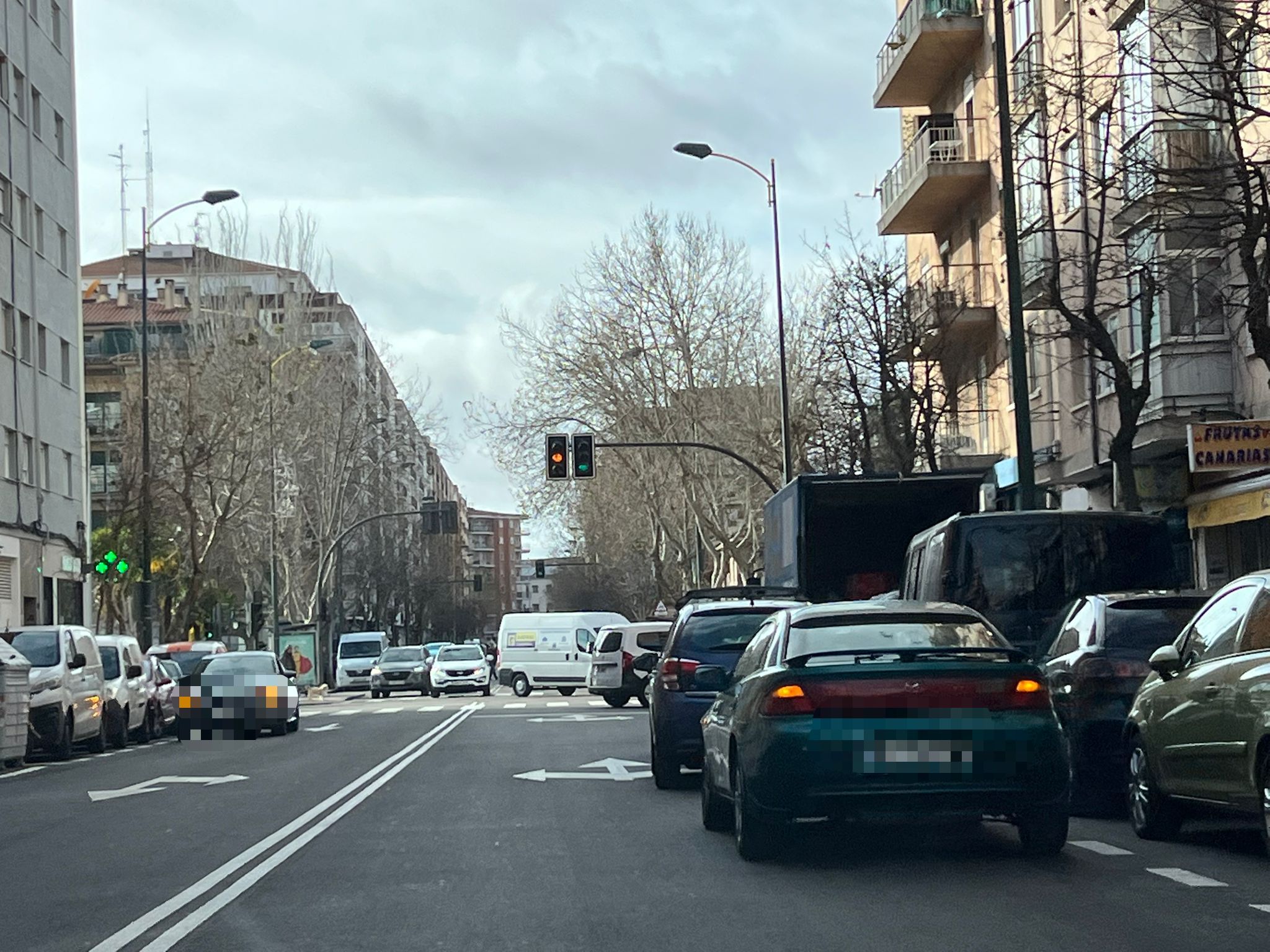 GALERÍA | El descontrol del tráfico en el paseo del Rollo: dobles filas, coches parados en la calzada 