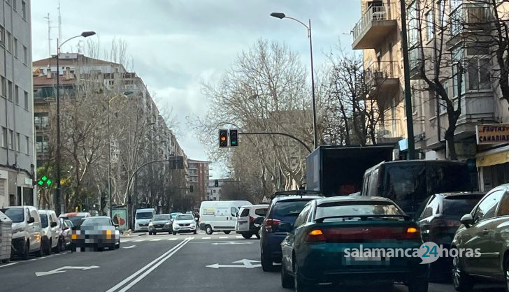 GALERÍA | El descontrol del tráfico en el paseo del Rollo: dobles filas, coches parados en la calzada 