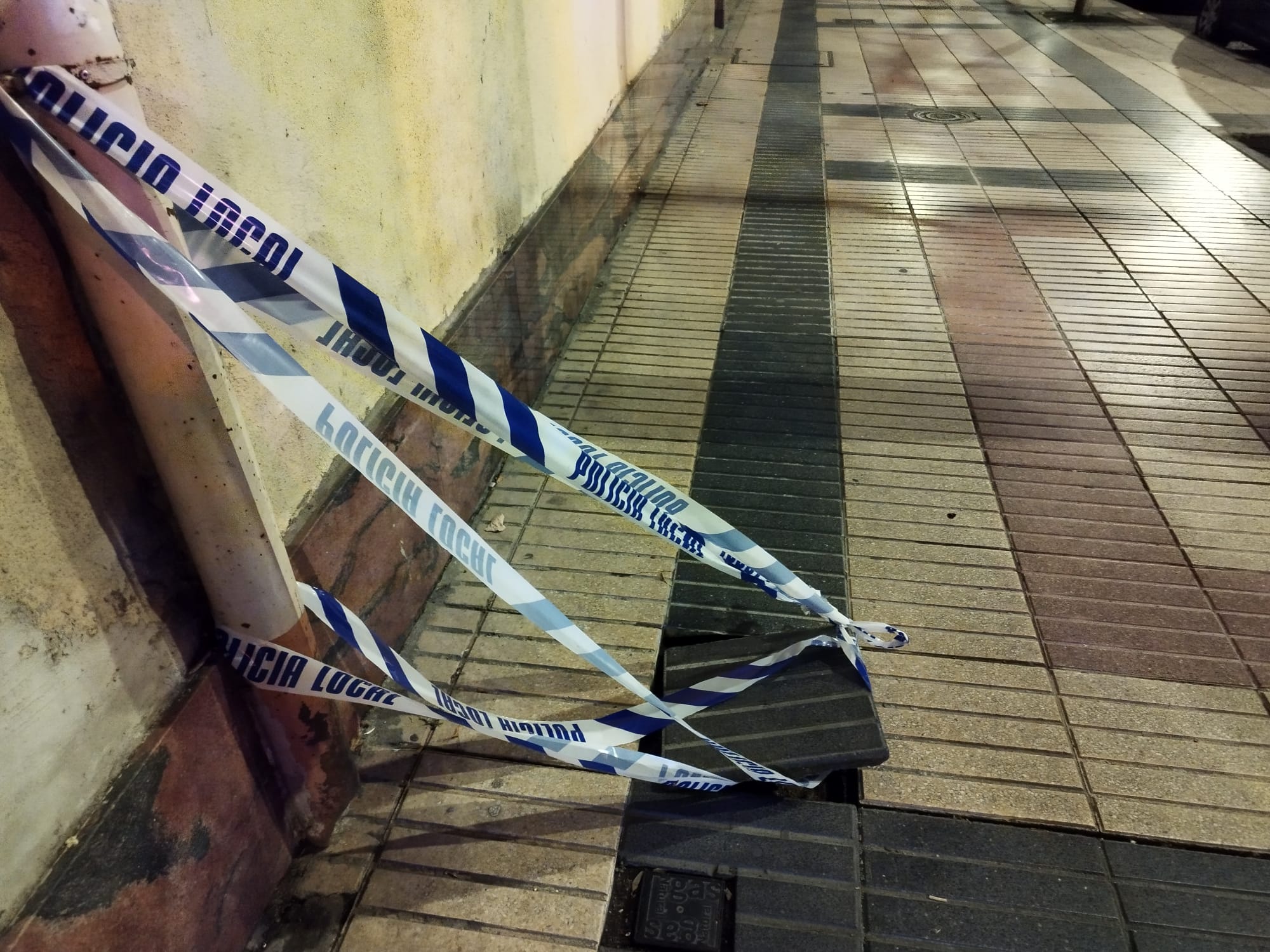 Dos personas heridas por una baldosa en el paseo de la Estación: rotura de tres dientes, fuerte dolor de húmero y fractura de cadera