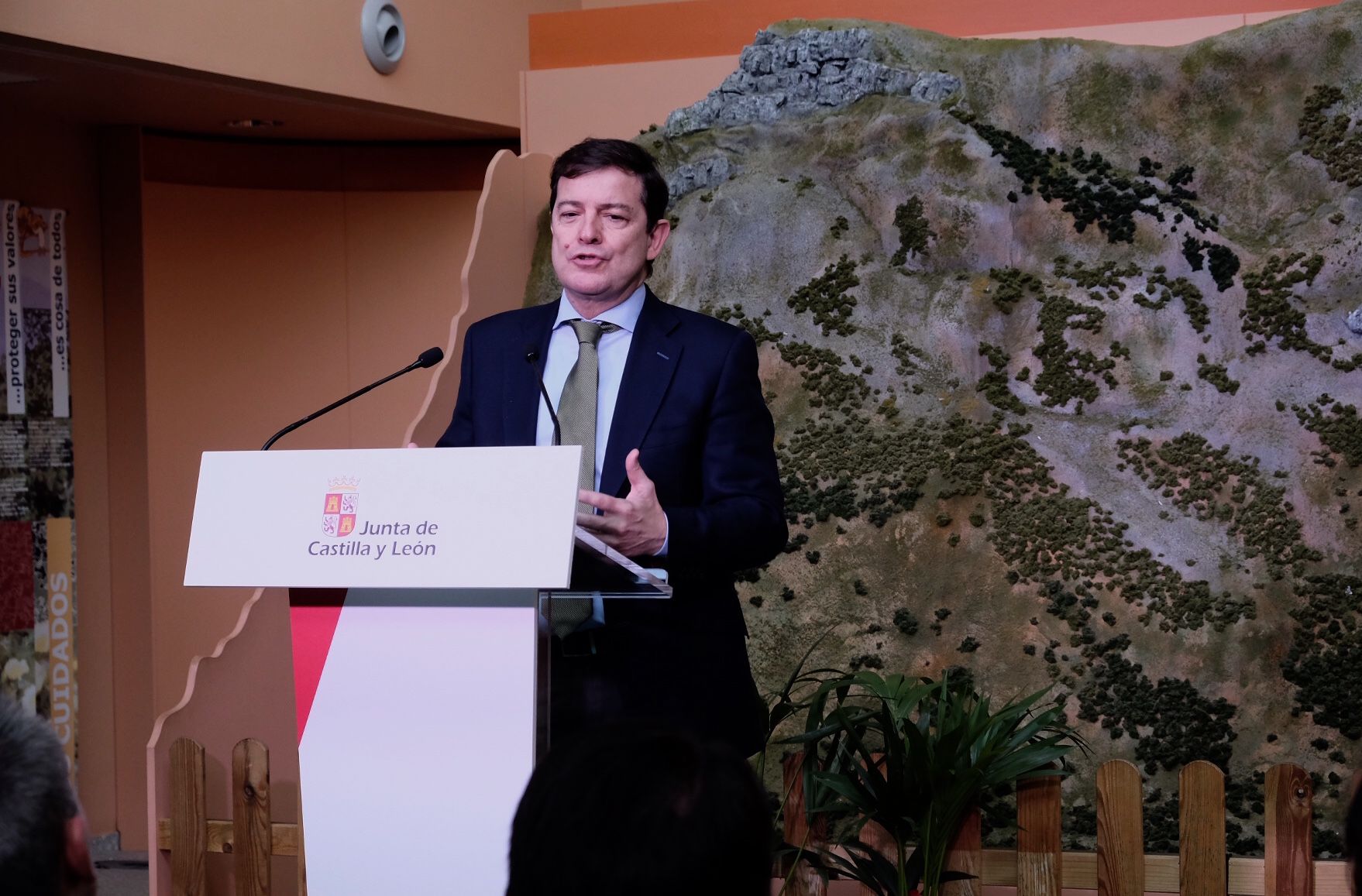 El presidente de la Junta de Castilla y León, Alfonso Fernández Mañueco, ha presentado esta mañana, en el municipio salmantino de La Alberca, las obras de abastecimiento de agua potable en los 15 municipios de la Mancomunidad Sierra de Francia