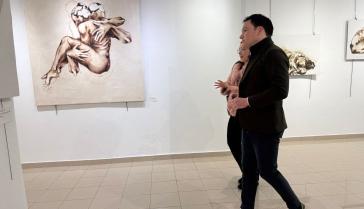 El concejal de Juventud, Pedro Martínez, presenta la exposición ‘Nudos y desnudos’ de la artista Silvia Monasterio.