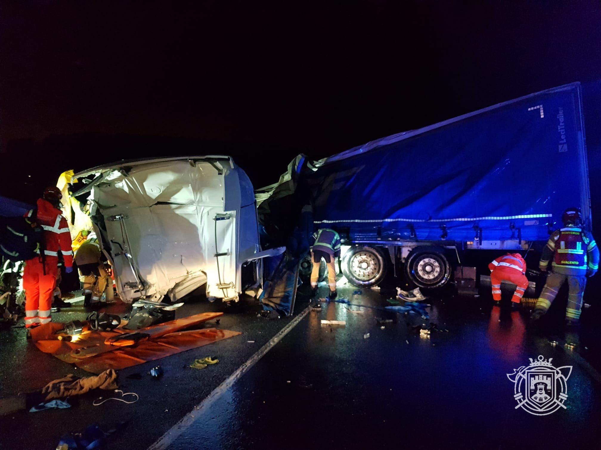 Herido un camionero tras sufrir un accidente en la A-1 a la altura de Burgos. Foto: Bomberos del Ayuntamiento de Burgos