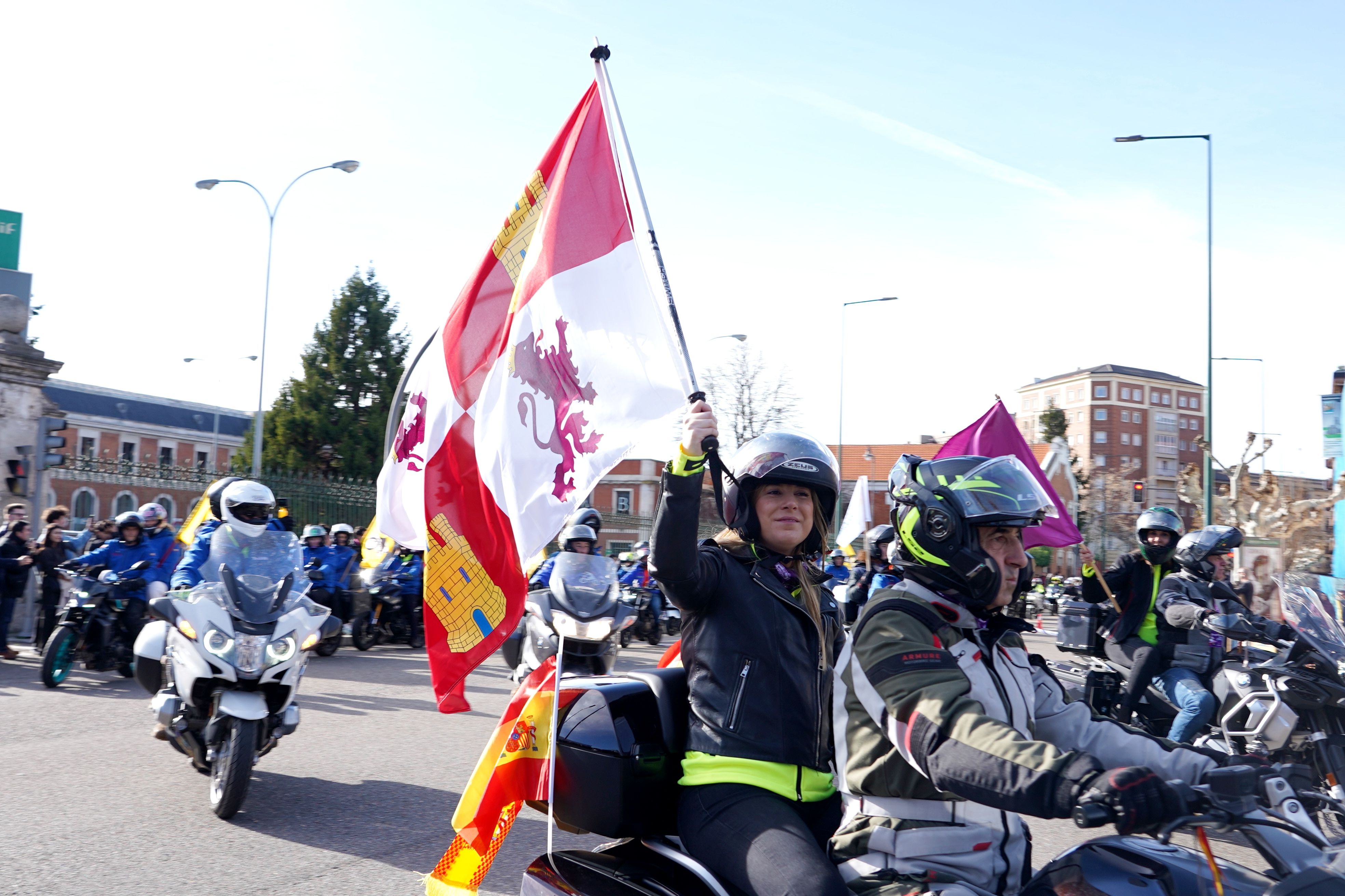 Desfile de banderas en la Tercera jornada de la concentración motera de Pingüinos 2025 - Miriam Chacón (ICAL)