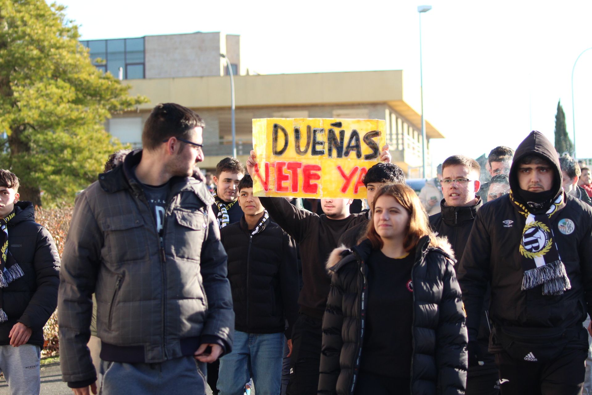 Protesta de aficionados del Salamanca CF UDS contra Rafa Dueñas