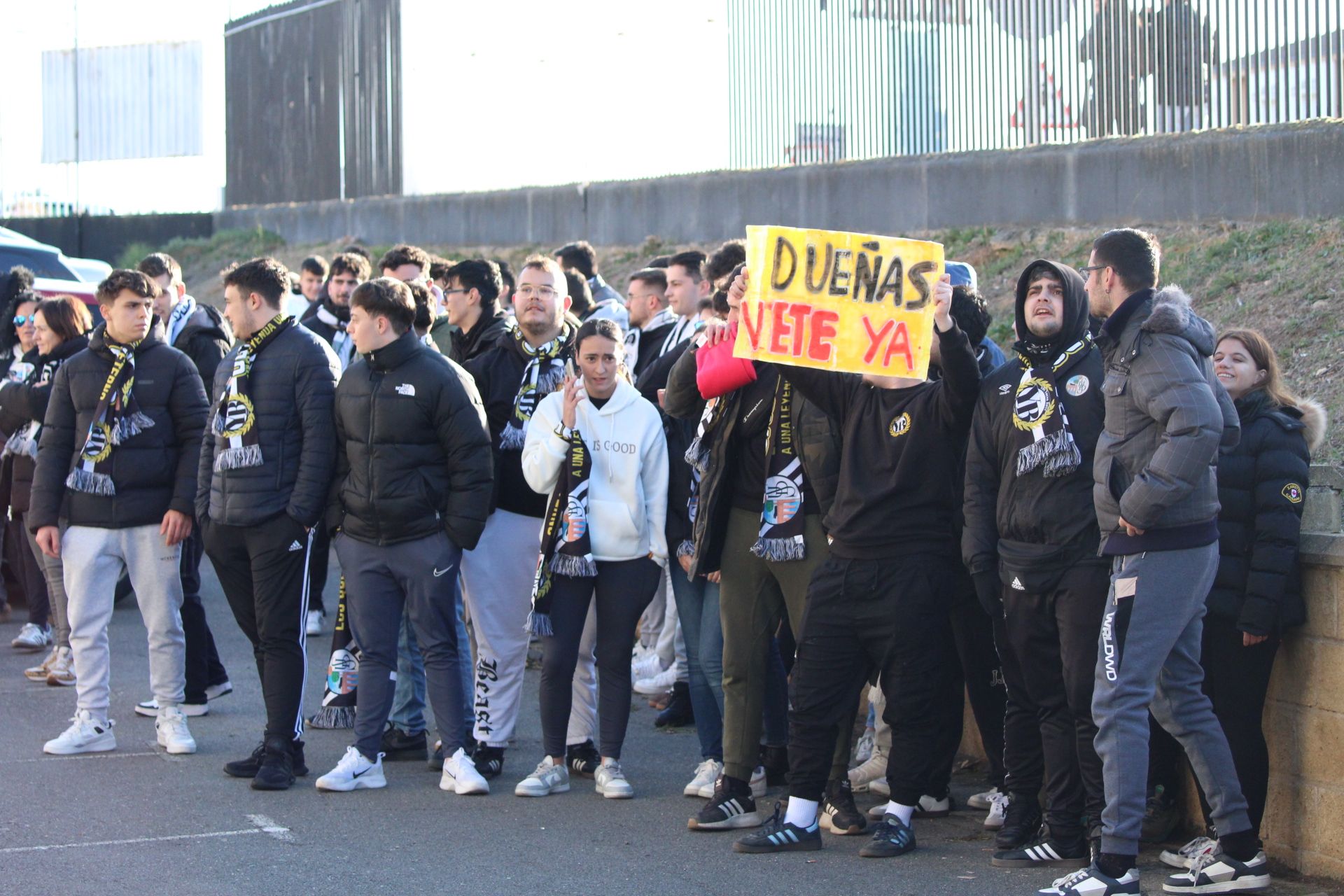 Protesta de aficionados del Salamanca CF UDS contra Rafa Dueñas