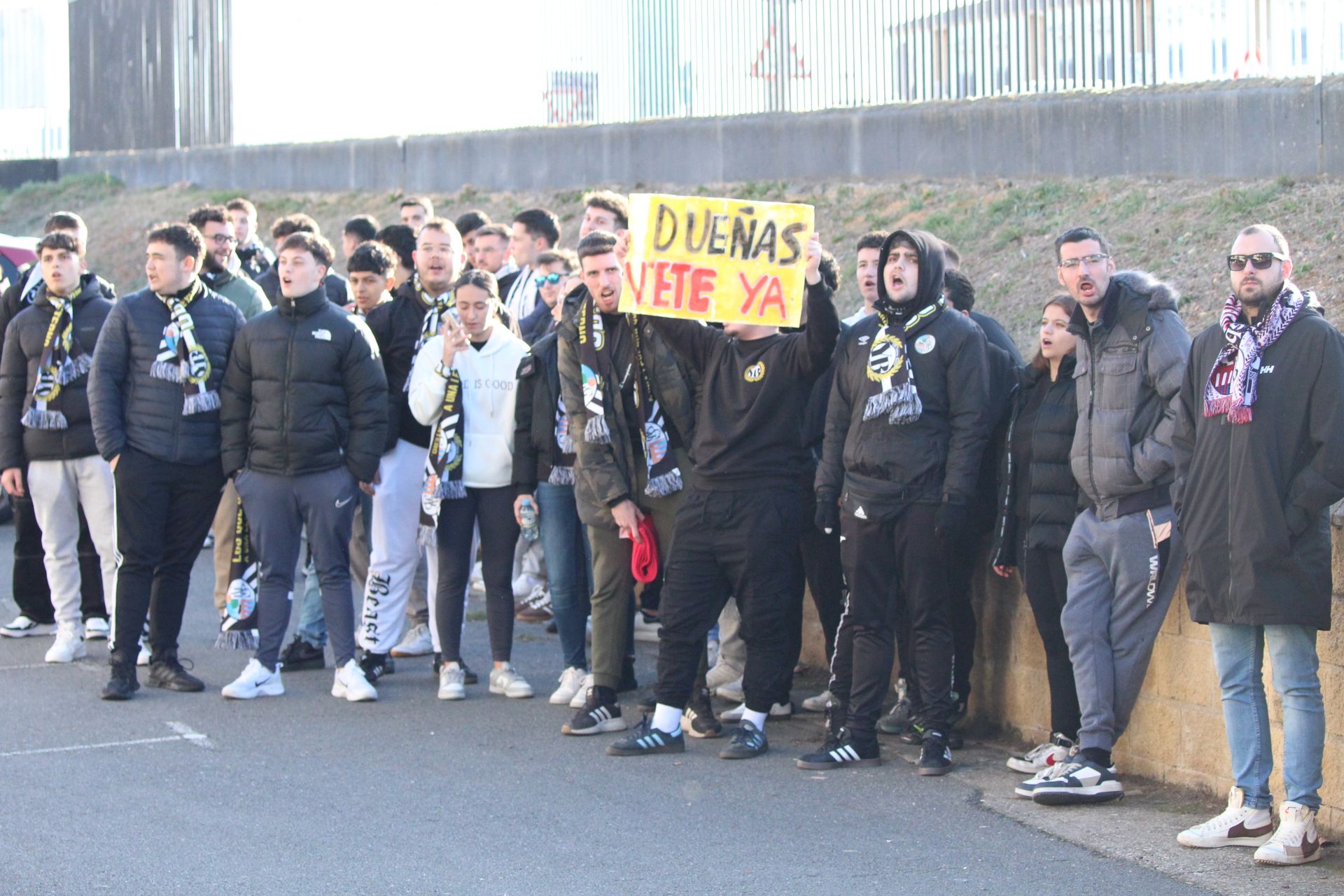 Protesta de aficionados del Salamanca CF UDS contra Rafa Dueñas