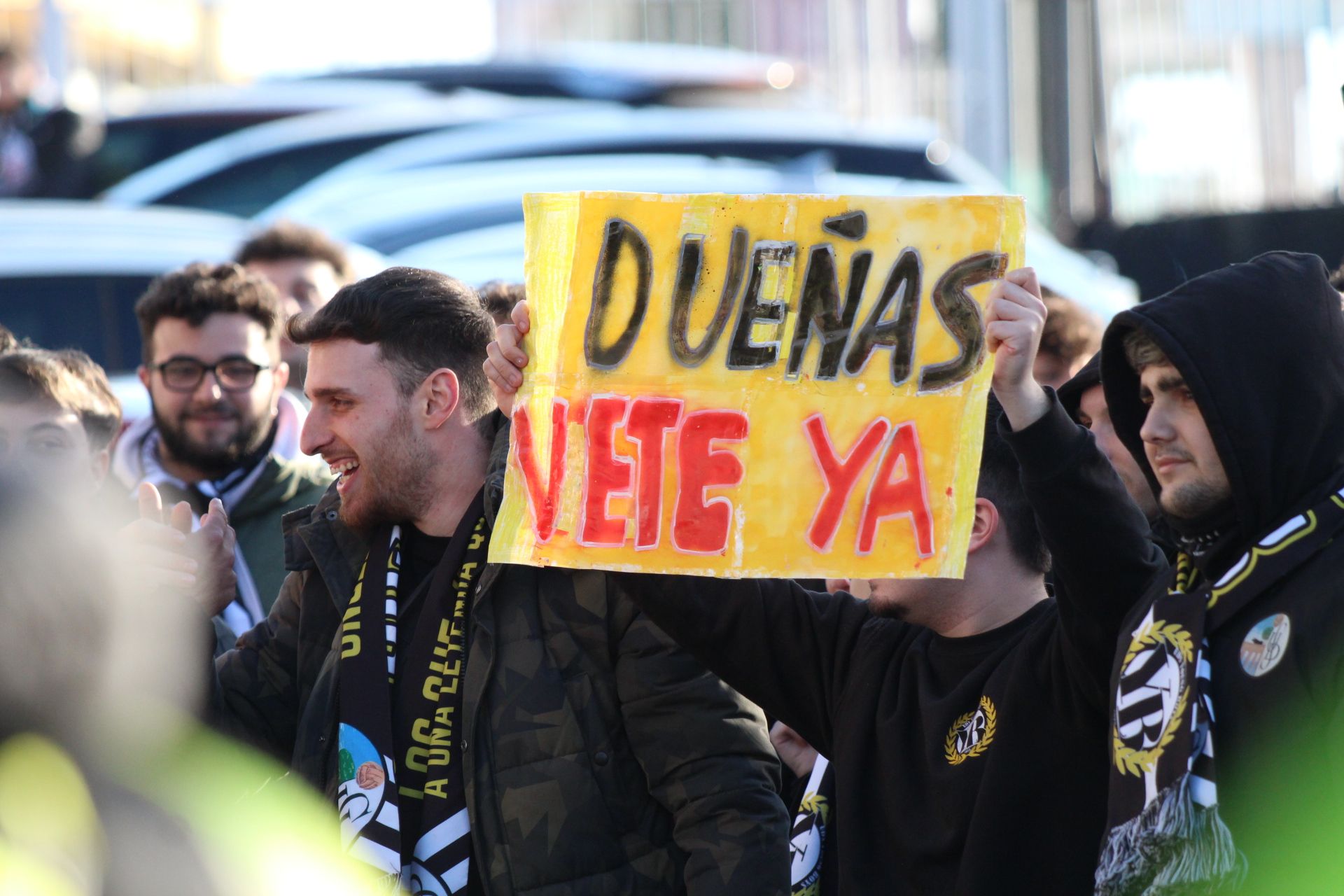 Protesta de aficionados del Salamanca CF UDS contra Rafa Dueñas