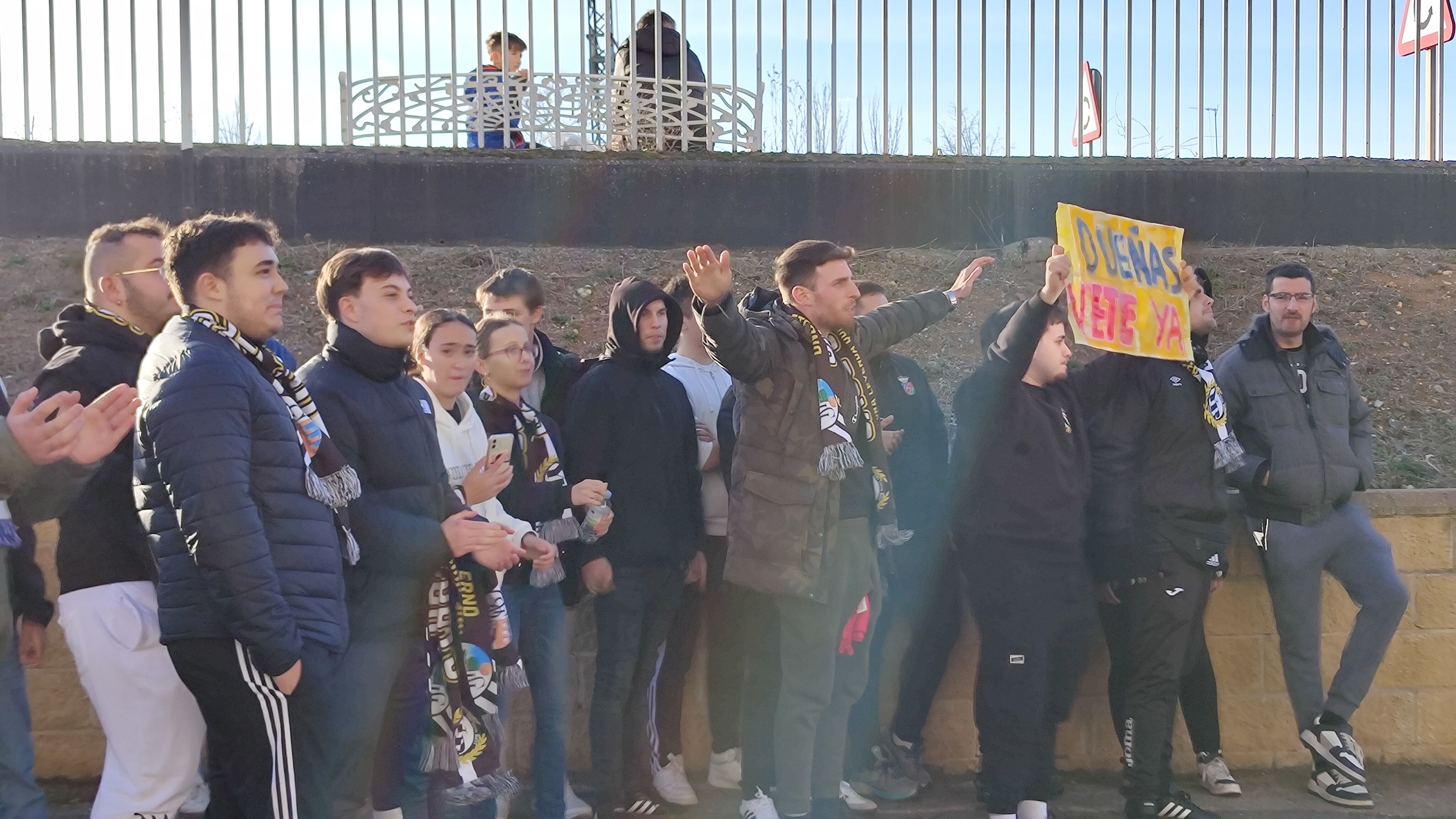 Protesta de aficionados del Salamanca CF UDS contra Rafa Dueñas