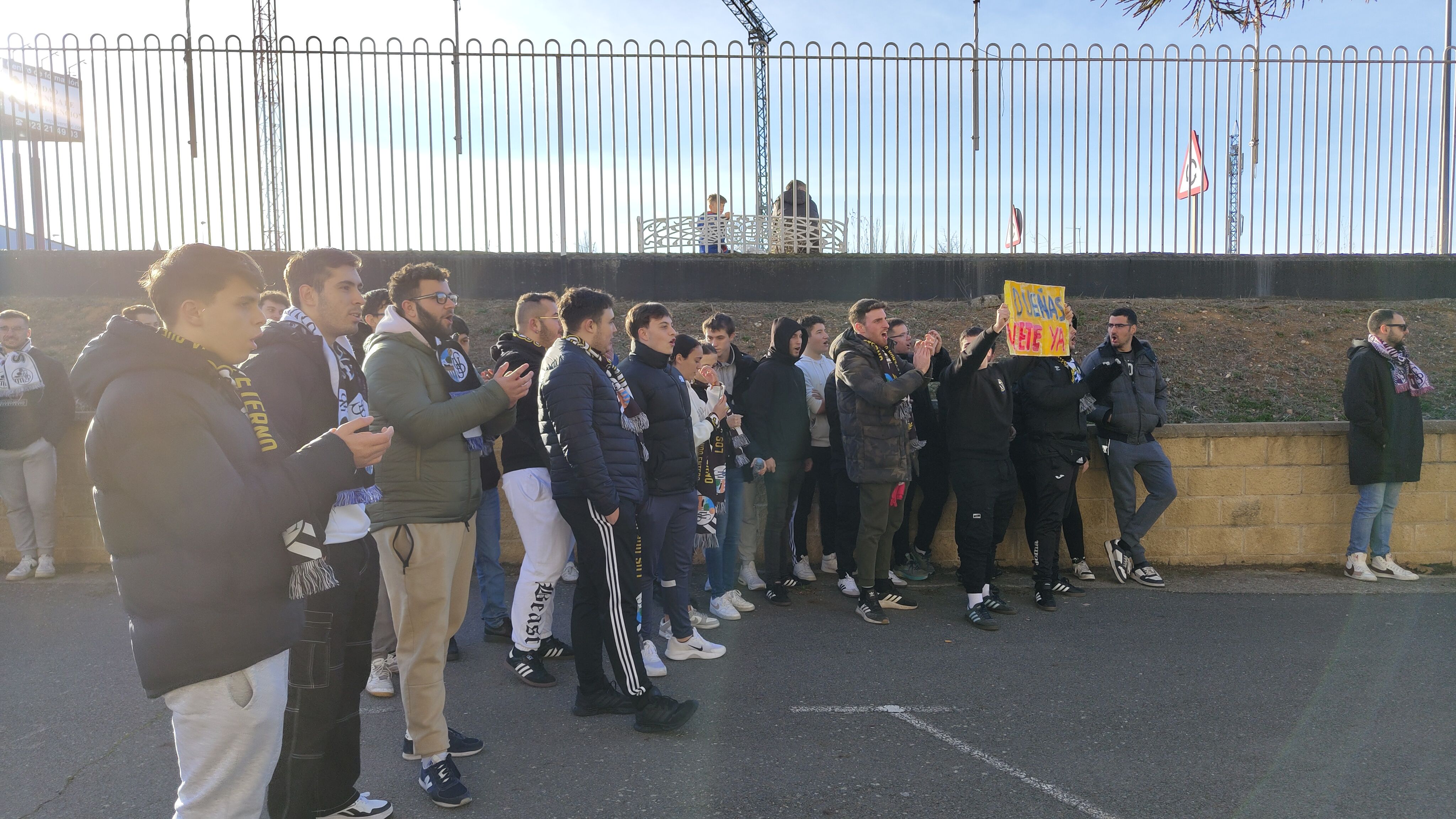 Protesta de aficionados del Salamanca CF UDS contra Rafa Dueñas