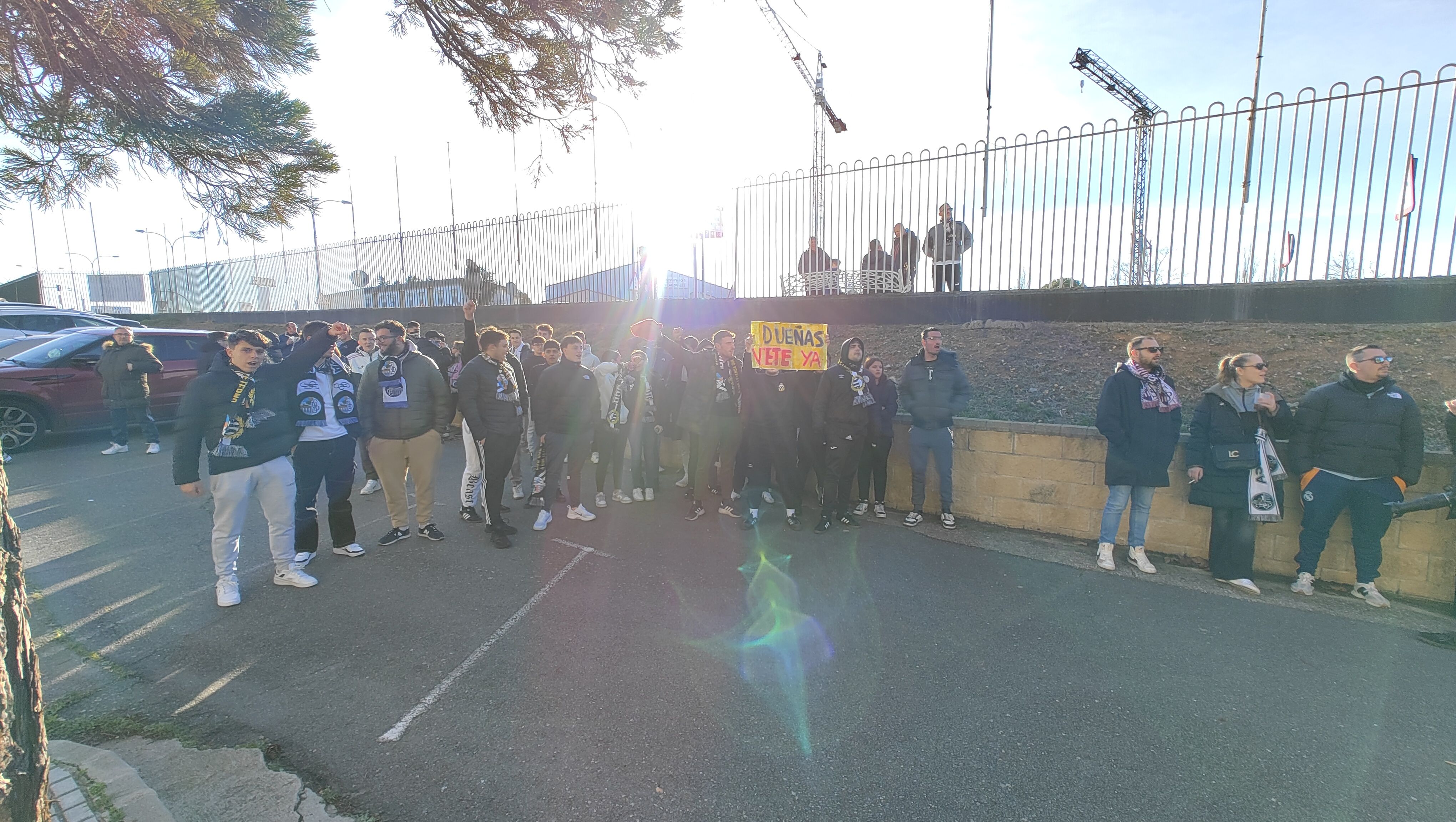 Protesta de aficionados del Salamanca CF UDS contra Rafa Dueñas