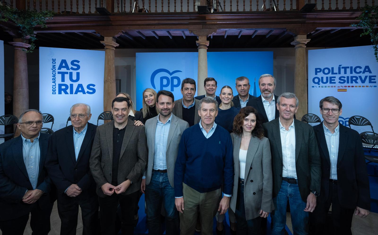 El líder y presidentes autonómicos del PP en Colunga. PP