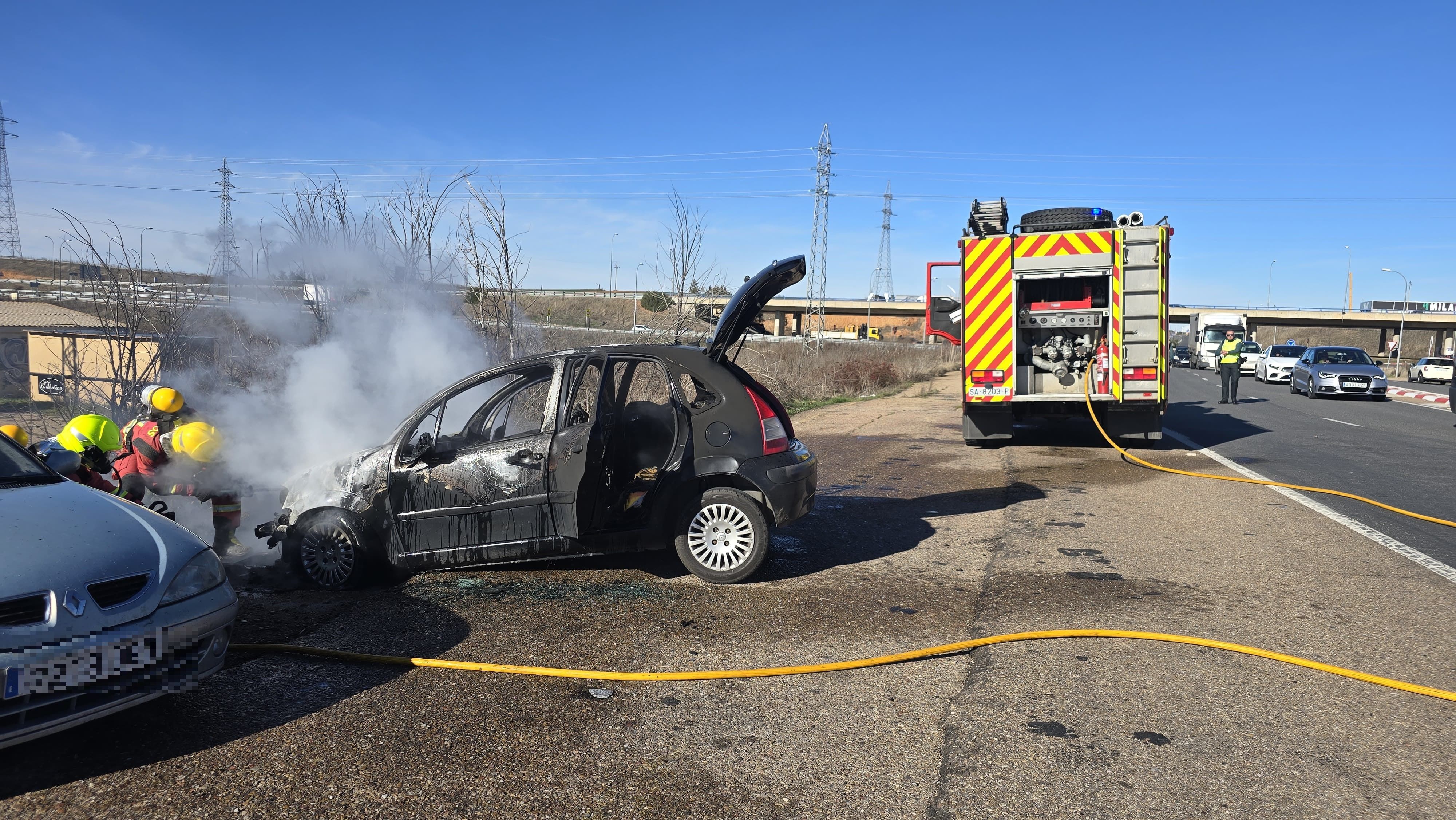 Vehículo incendiado en la rotonda del Helmántico. Fotos Andrea M.