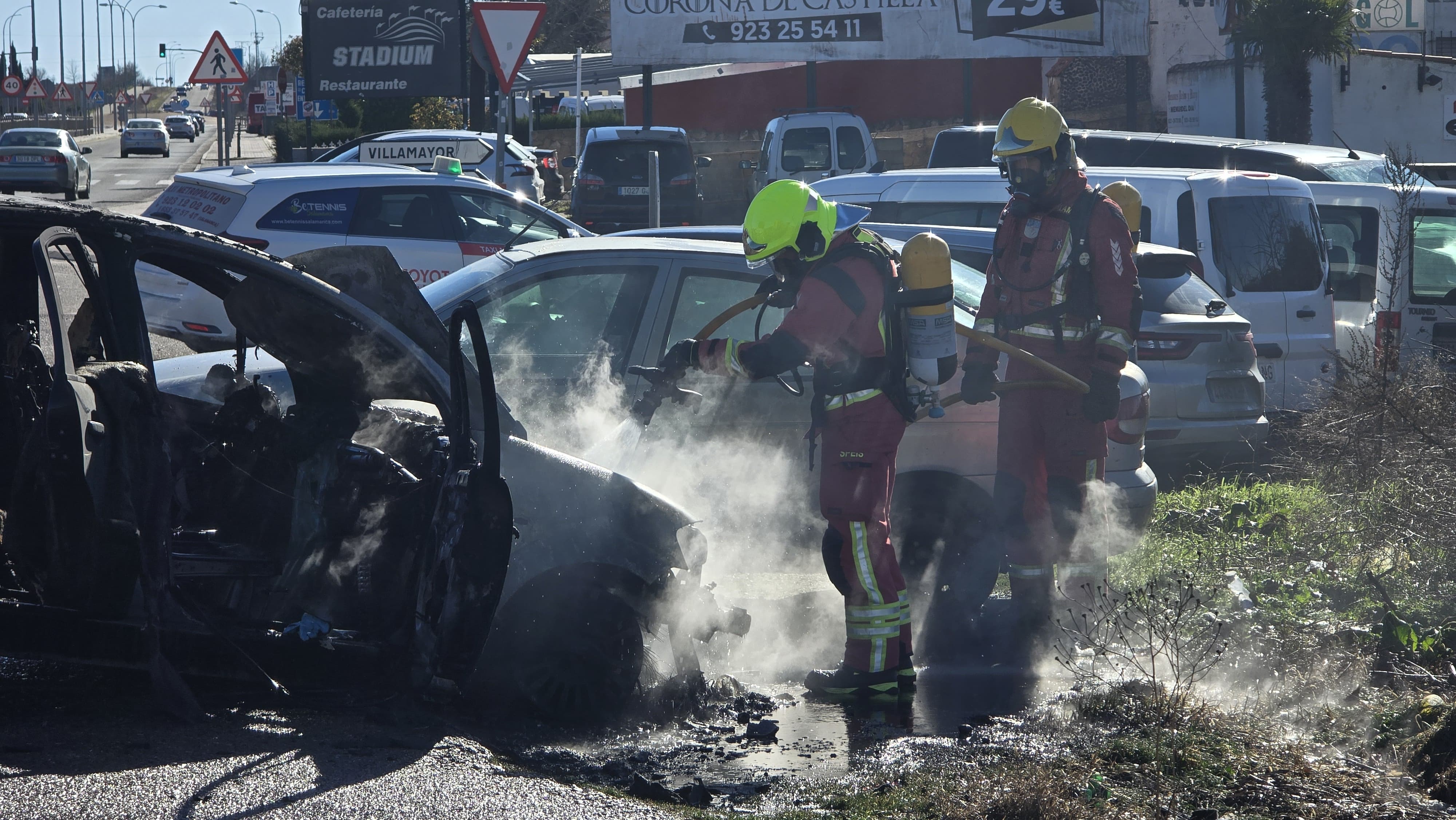 Vehículo incendiado en la rotonda del Helmántico. Fotos Andrea M.