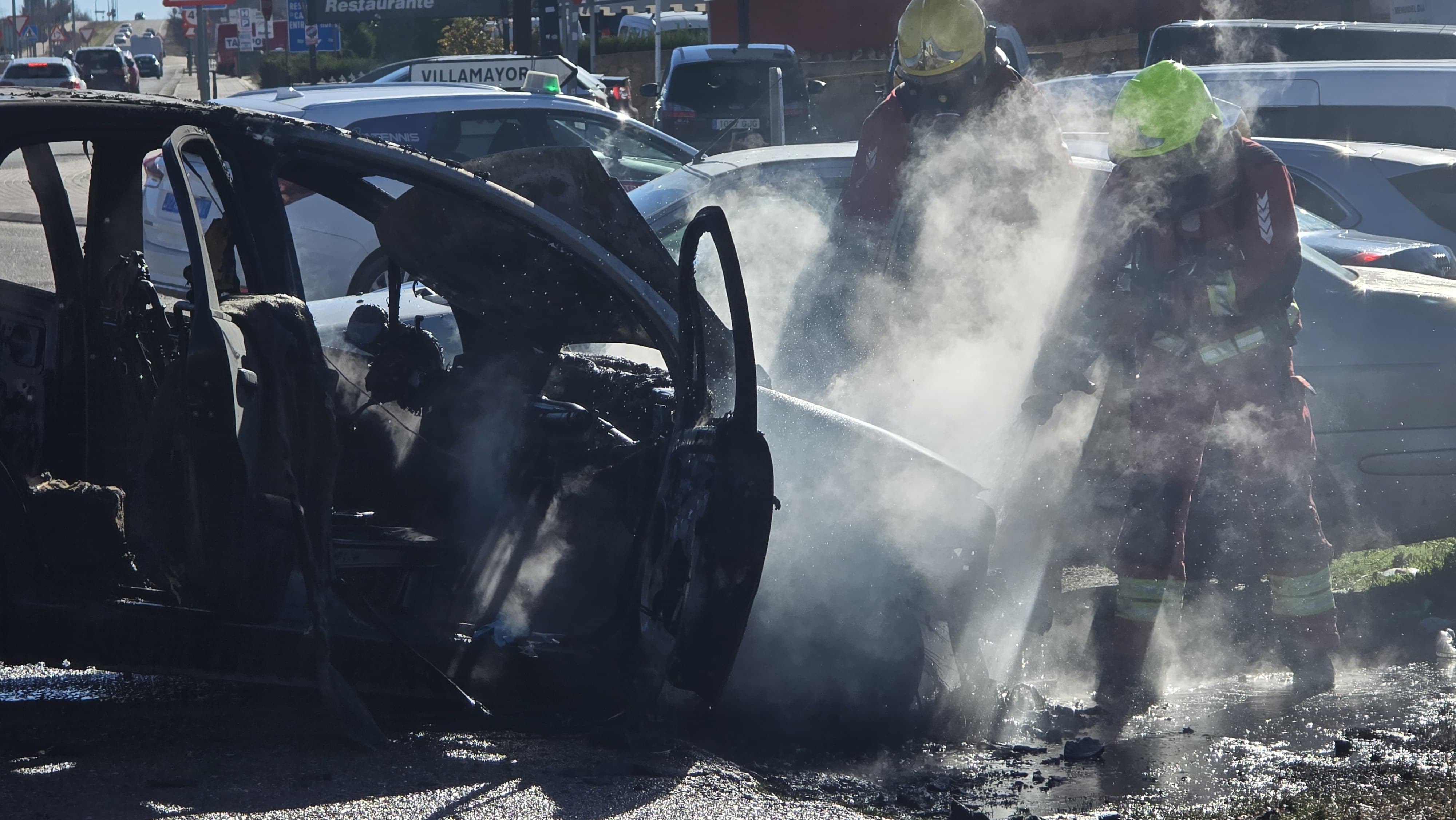 Vehículo incendiado en la rotonda del Helmántico. Fotos Andrea M.