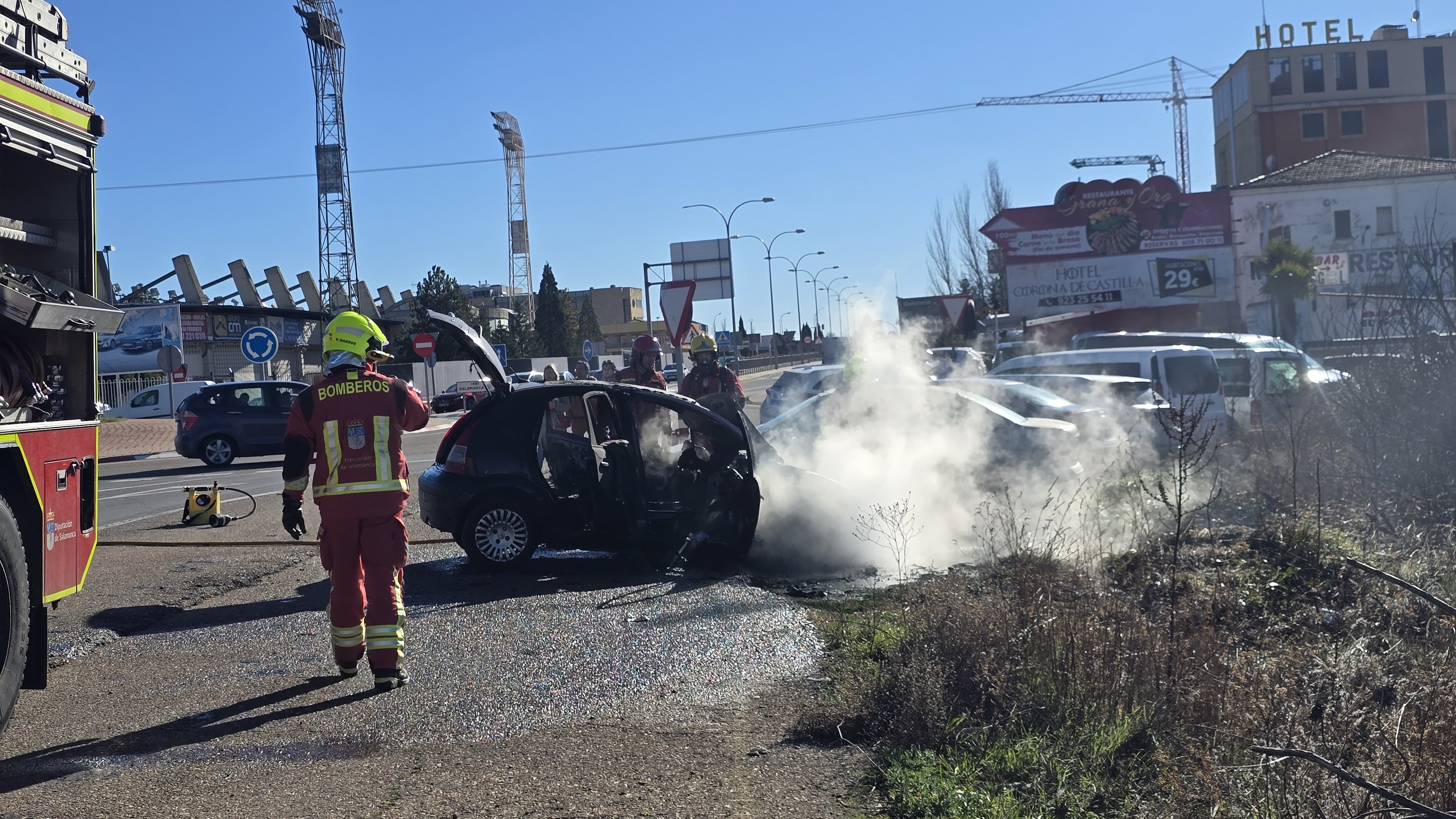 Vehículo incendiado en la rotonda del Helmántico. Fotos Andrea M.