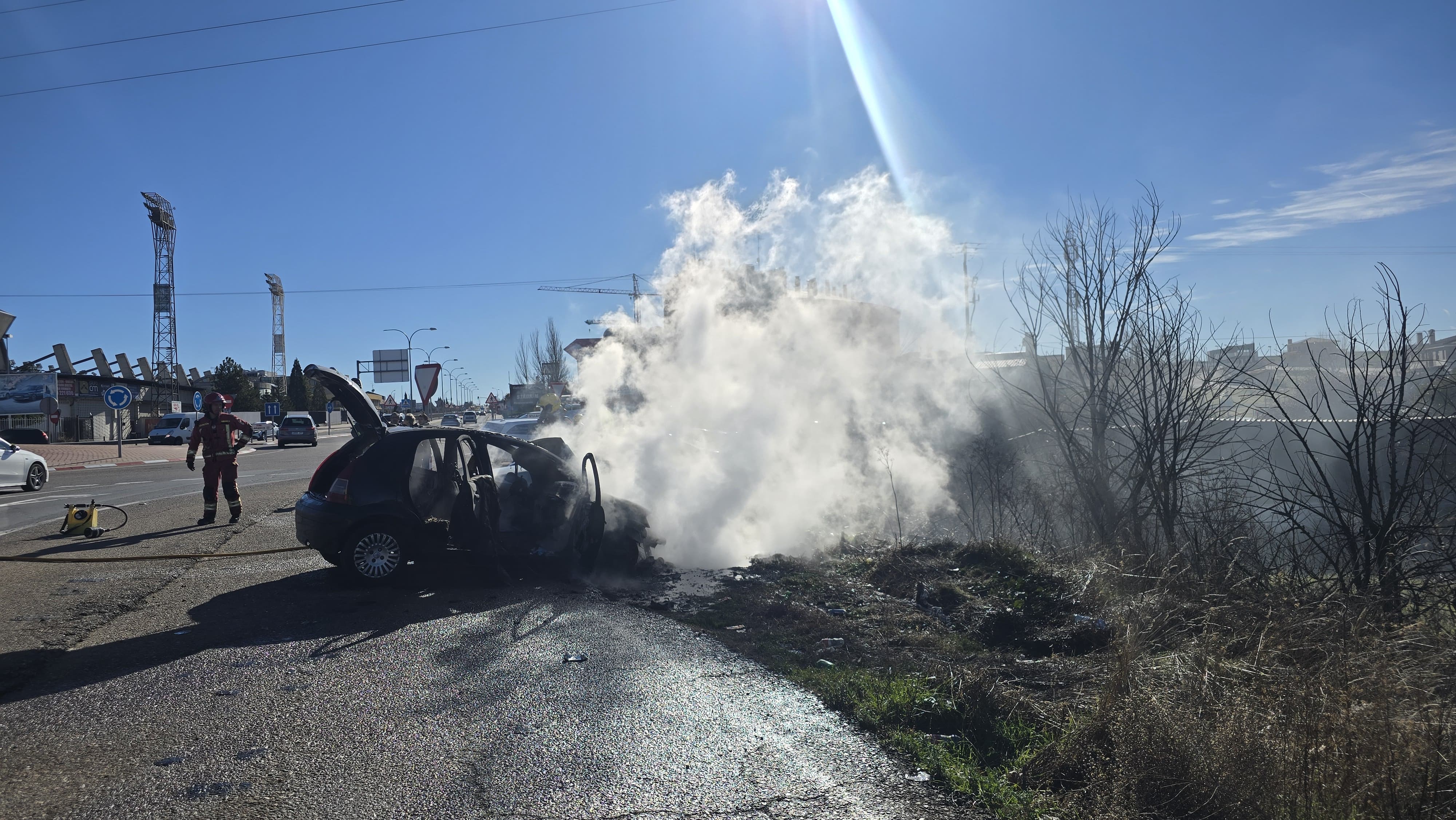 Vehículo incendiado en la rotonda del Helmántico. Fotos Andrea M.