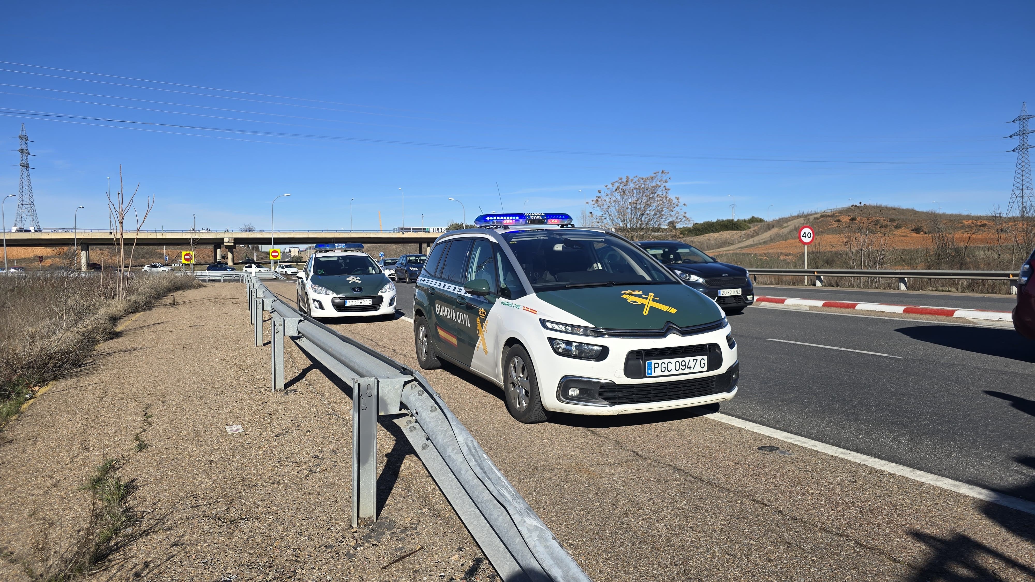 Guardia Civil, vehículo incendiado en la rotonda del Helmántico. Fotos Andrea M.