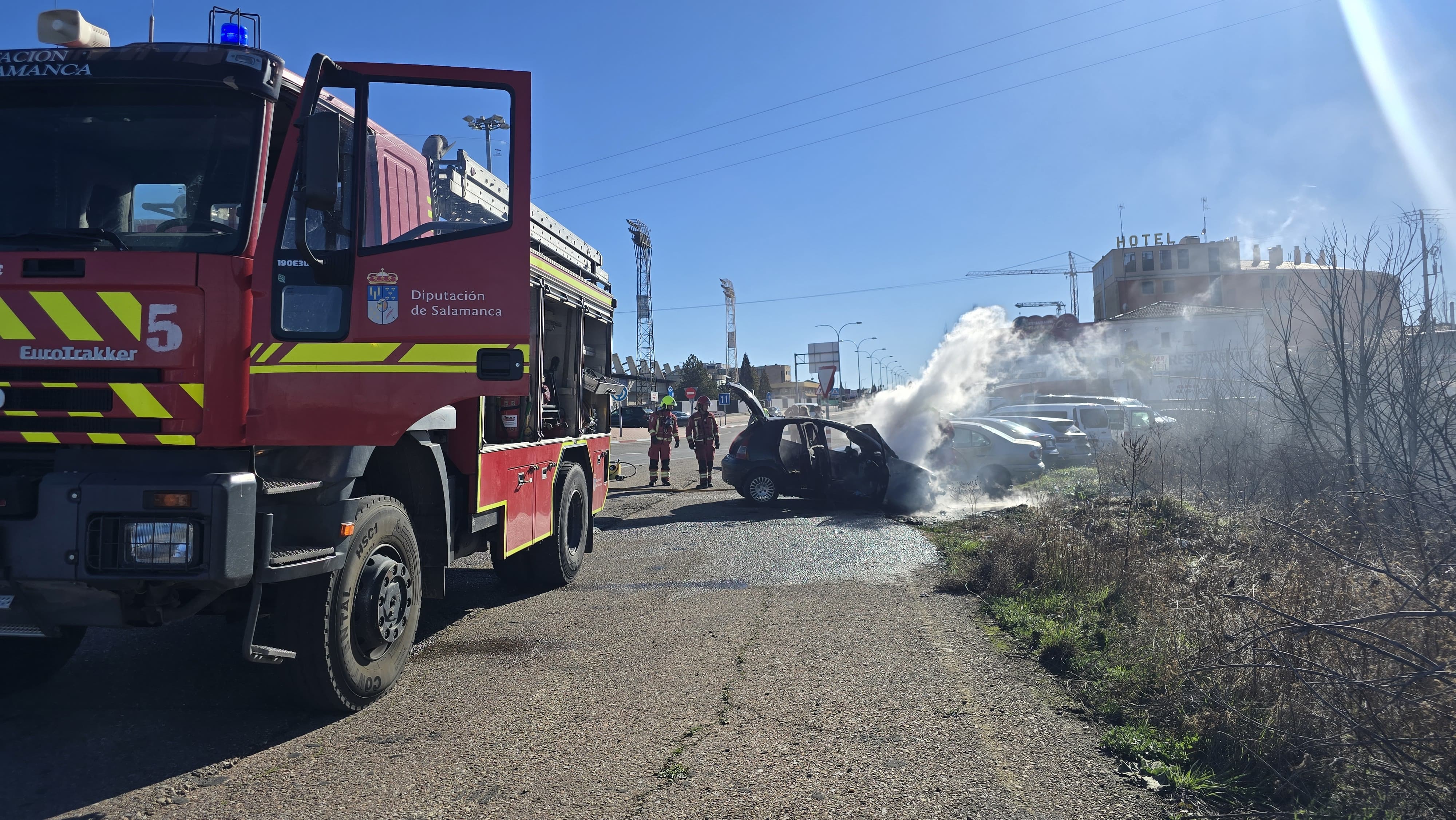 Vehículo incendiado en la rotonda del Helmántico. Fotos Andrea M.