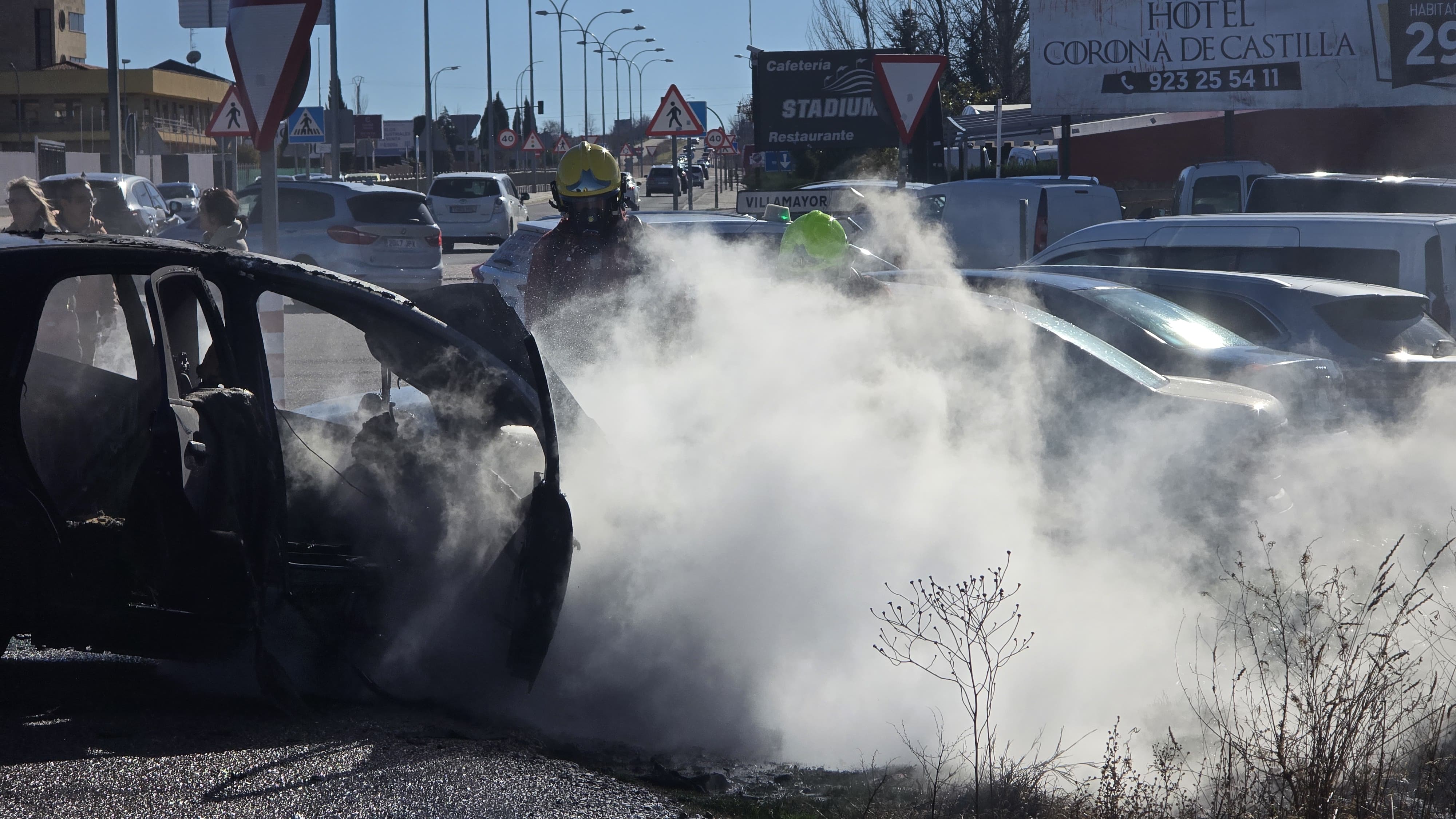 Vehículo incendiado en la rotonda del Helmántico. Fotos Andrea M.