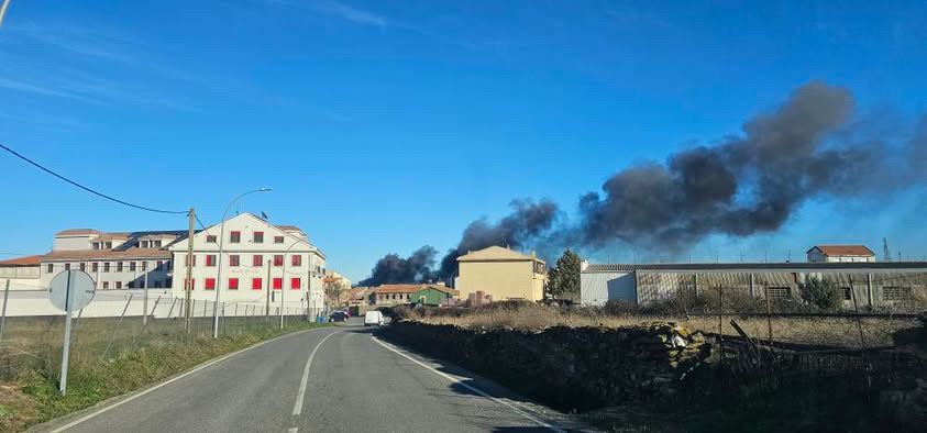 Incendio en una nave en Guijuelo. Foto: Adrian Boada