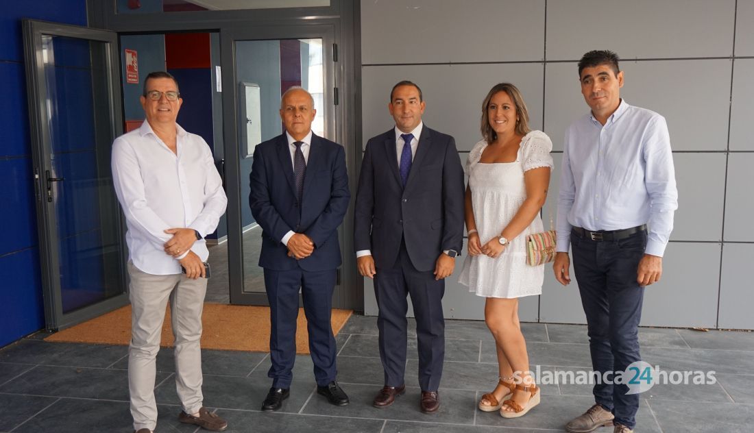 Belén Vacas e Ildefonso Curto, ambos a la izquierda, durante una visita en Castellanos