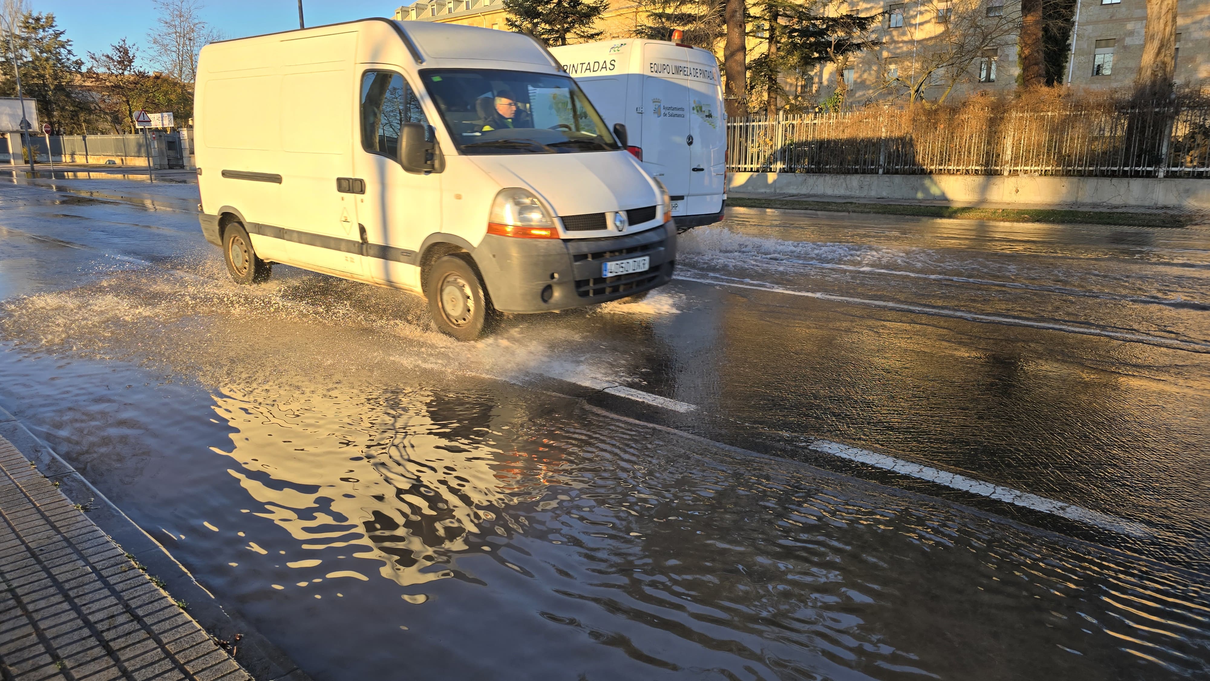 Inundada la avenida de San Agustín tras reventar una tubería