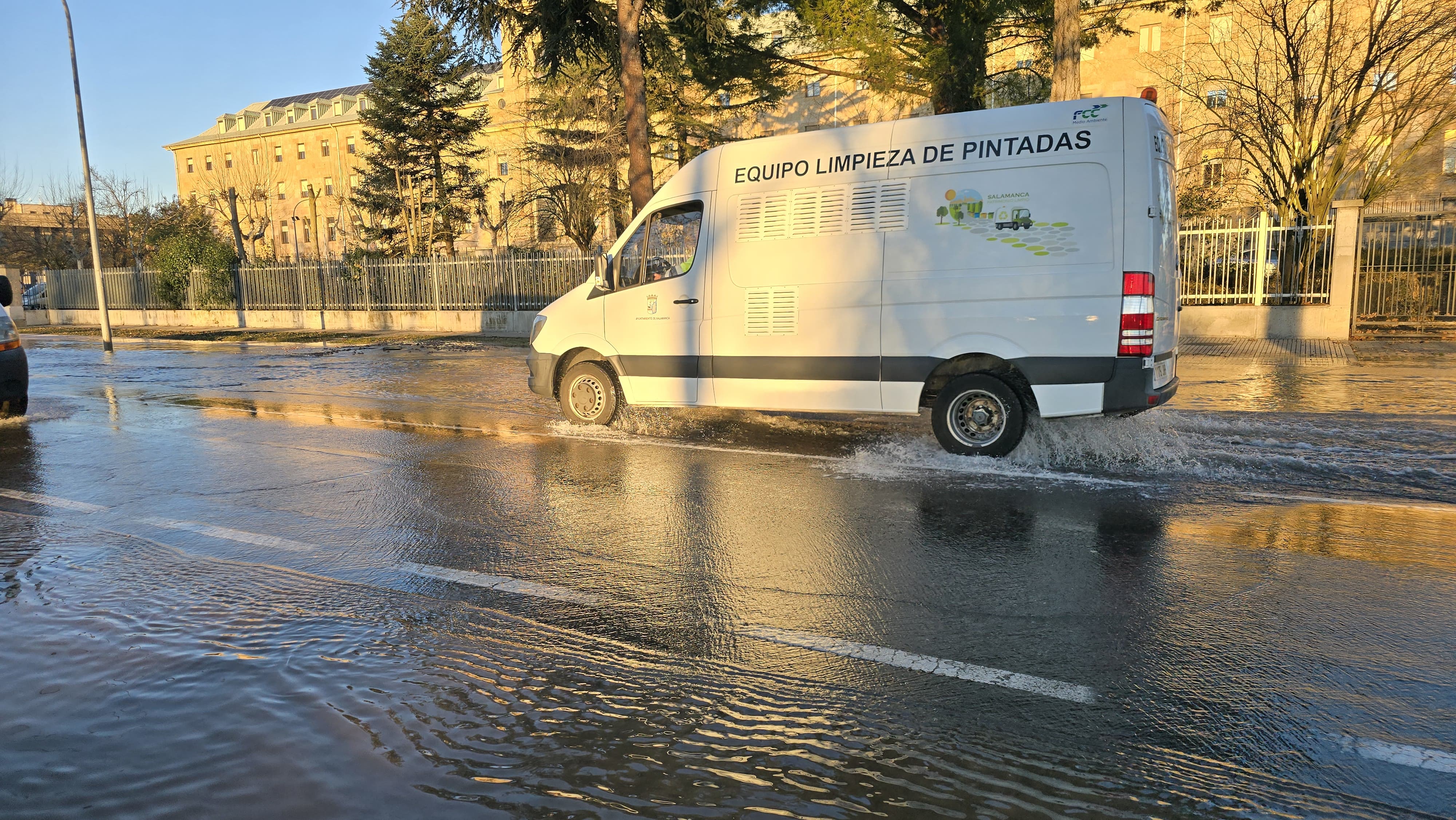 Inundada la avenida de San Agustín tras reventar una tubería