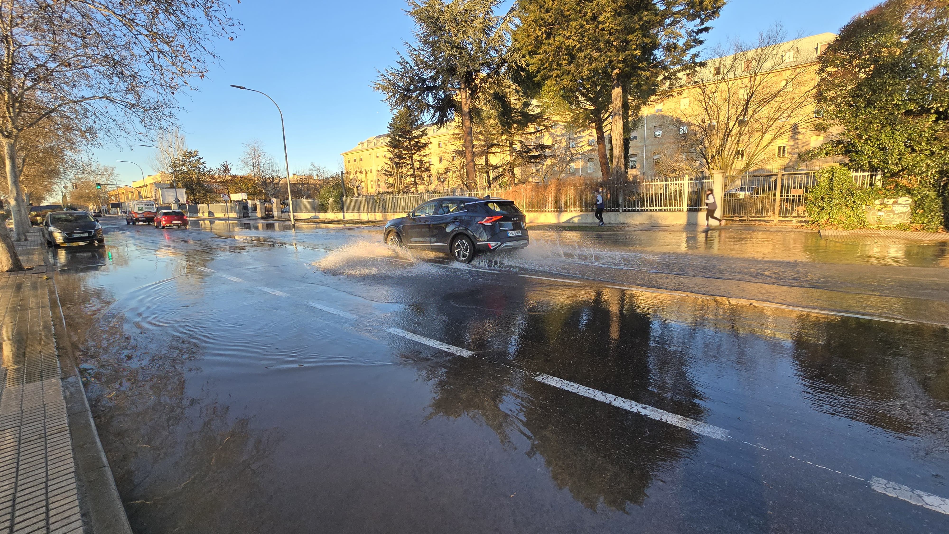 Inundada la avenida de San Agustín tras reventar una tubería