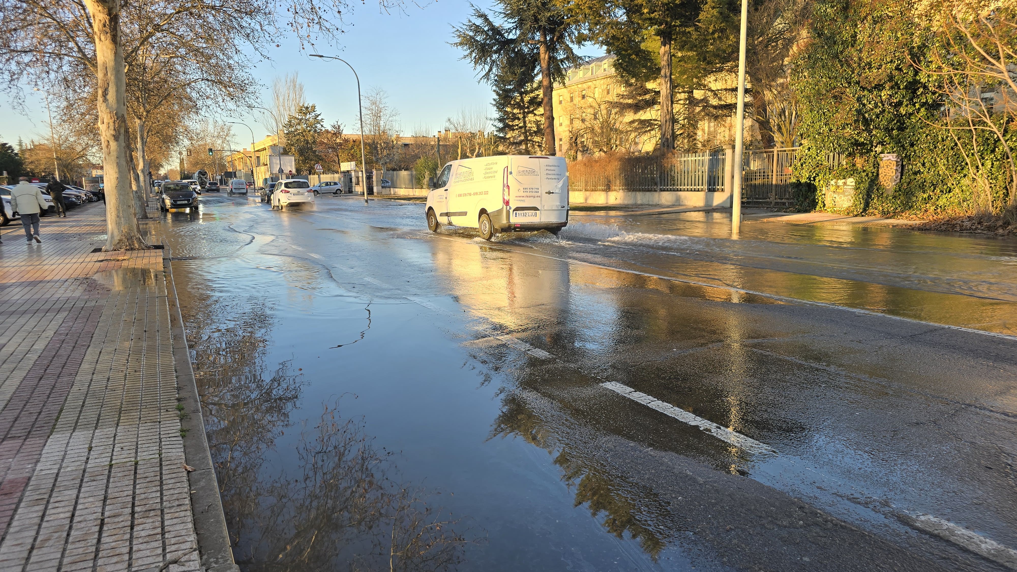 Inundada la avenida de San Agustín tras reventar una tubería