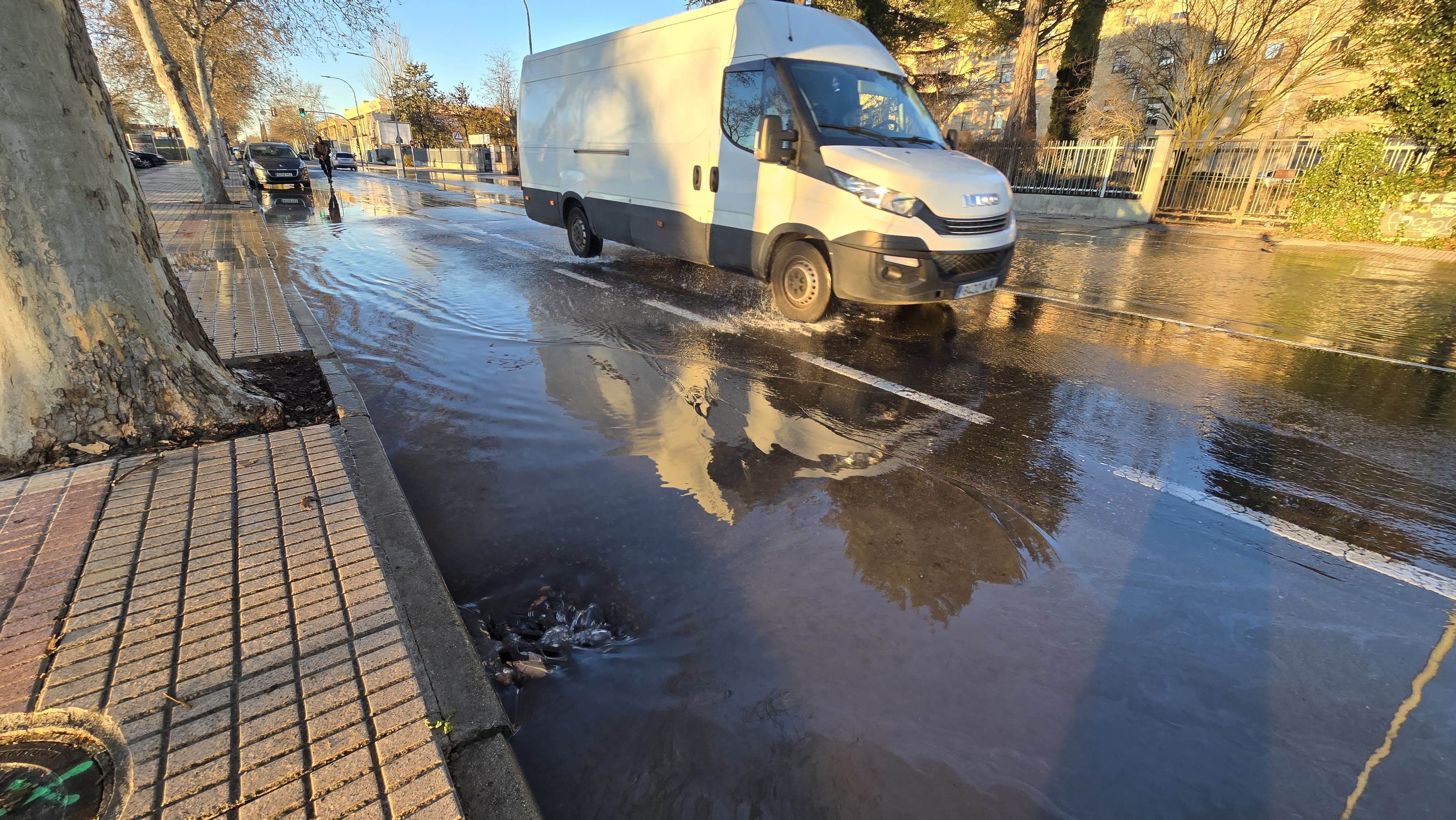 Inundada la avenida de San Agustín tras reventar una tubería