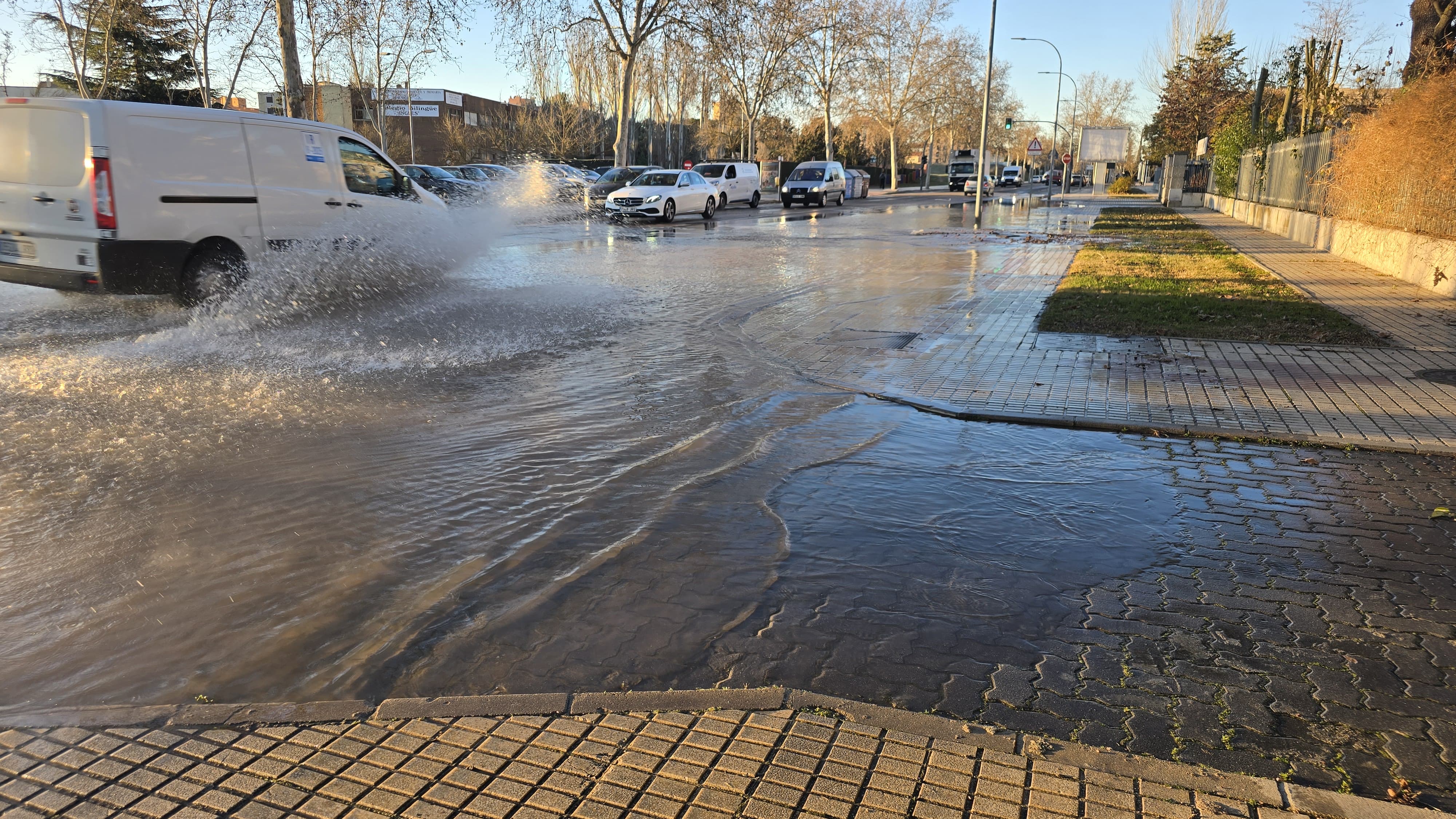 Inundada la avenida de San Agustín tras reventar una tubería